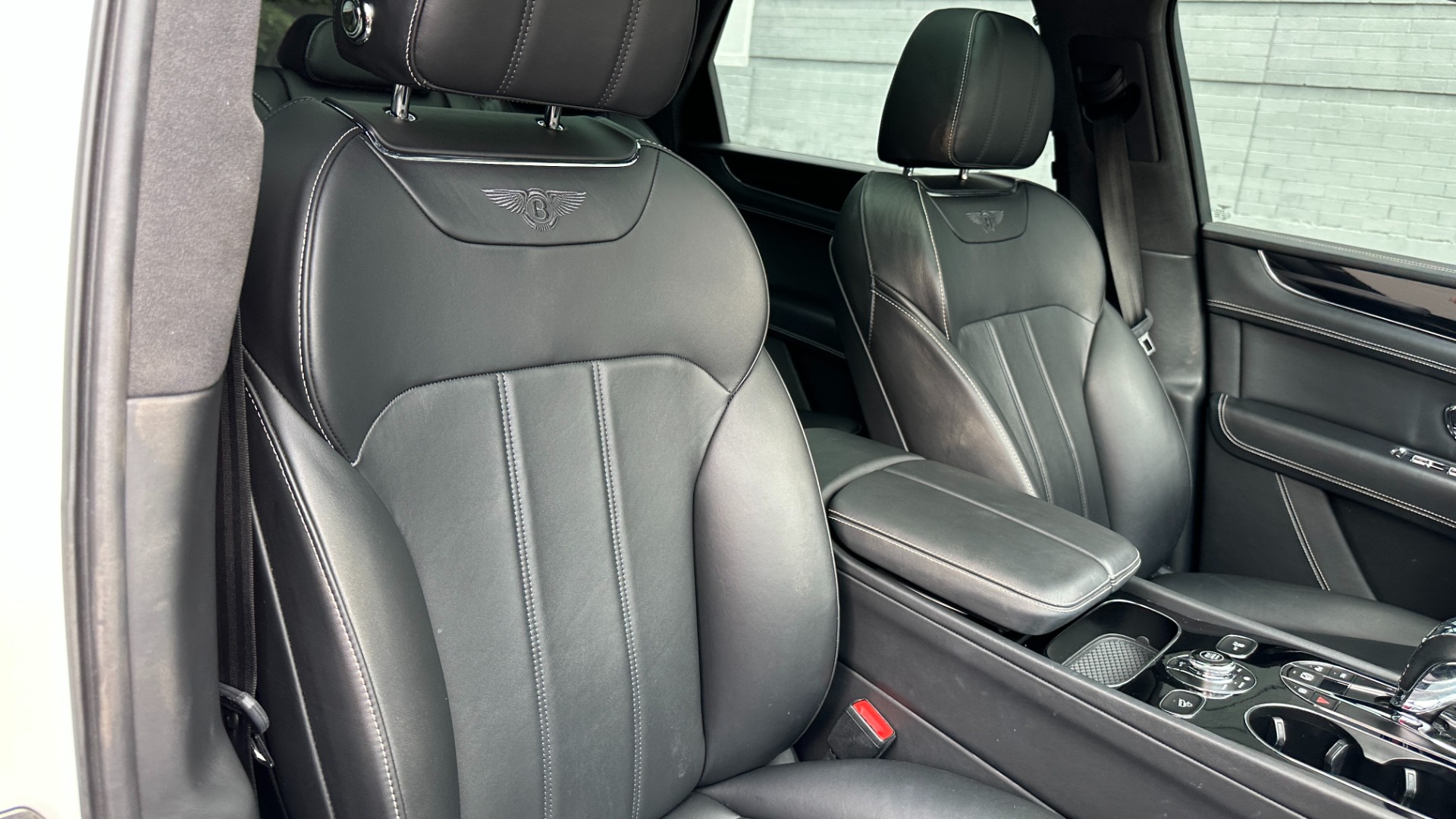 Used 2019 Bentley Bentayga V8 / BLACKOUT / BLACK WHEELS / PIANO TRIM / BENTLEY CLOCK for sale Sold at Formula Imports in Charlotte NC 28227 39
