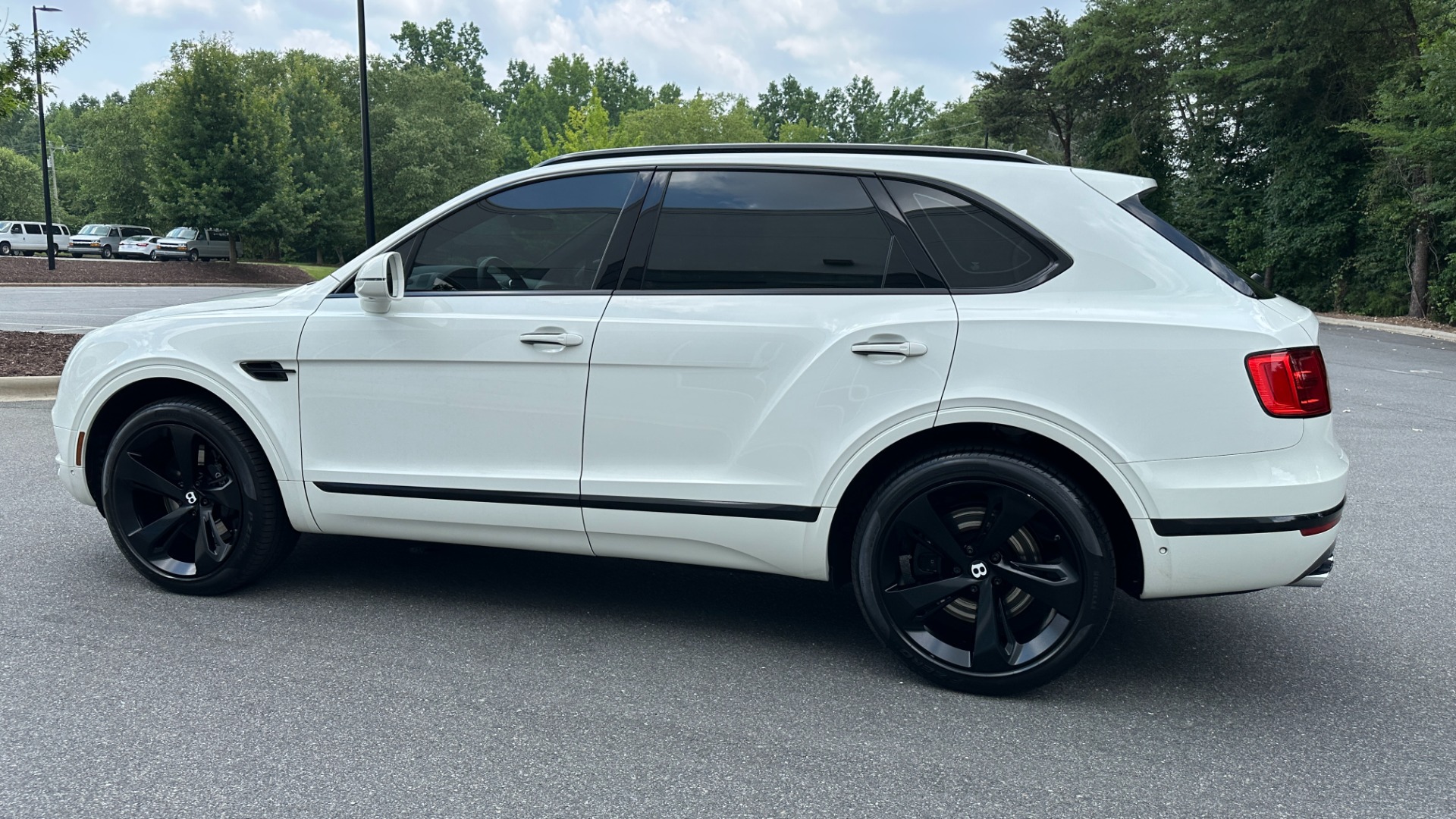 Used 2019 Bentley Bentayga V8 / BLACKOUT / BLACK WHEELS / PIANO TRIM / BENTLEY CLOCK for sale Sold at Formula Imports in Charlotte NC 28227 6