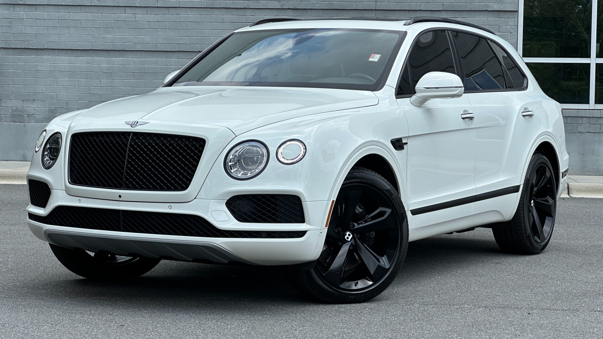 Used 2019 Bentley Bentayga V8 / BLACKOUT / BLACK WHEELS / PIANO TRIM / BENTLEY CLOCK for sale Sold at Formula Imports in Charlotte NC 28227 1