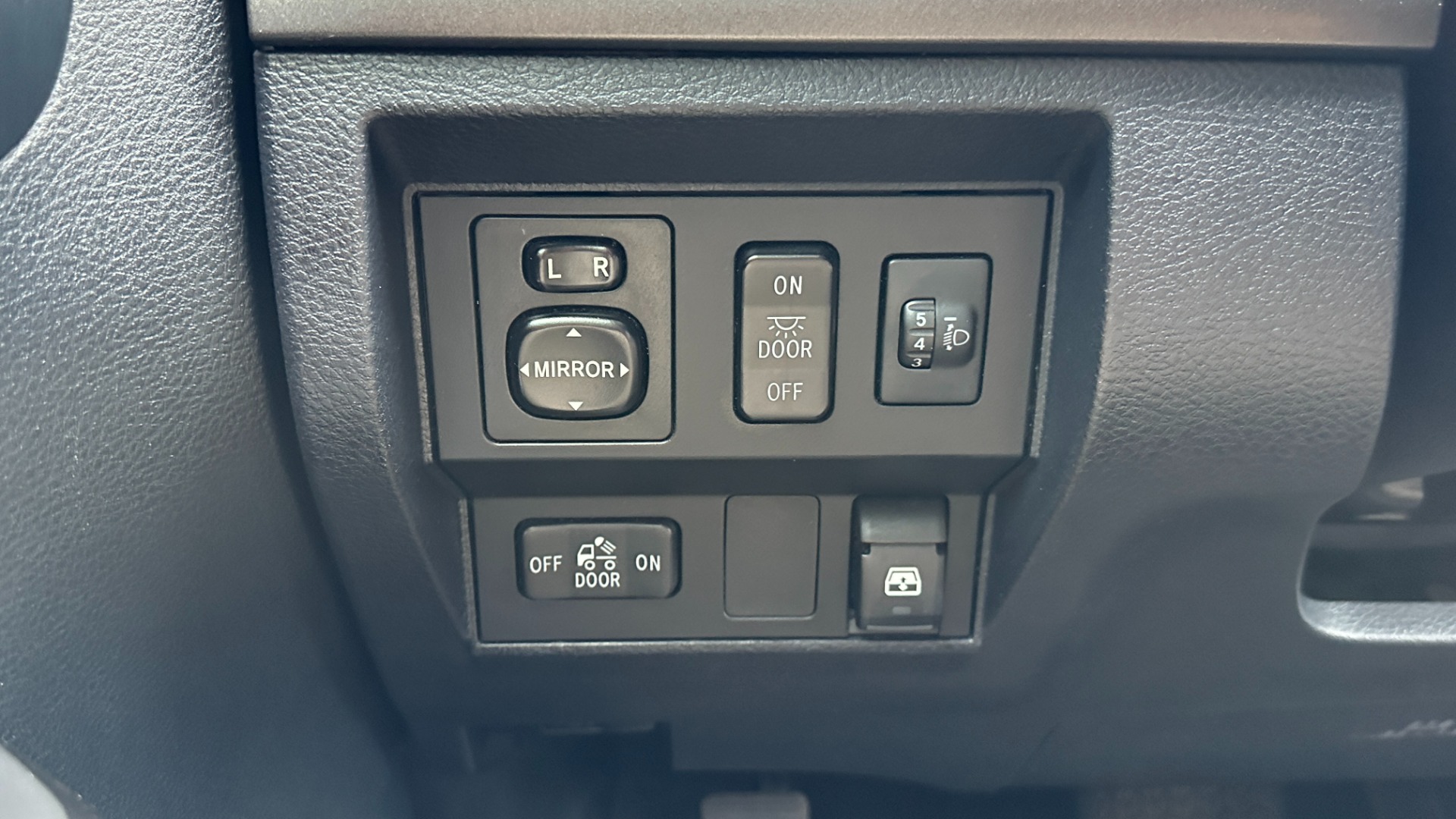 Used 2017 Toyota Tundra 4WD SR5 for sale $32,795 at Formula Imports in Charlotte NC 28227 21