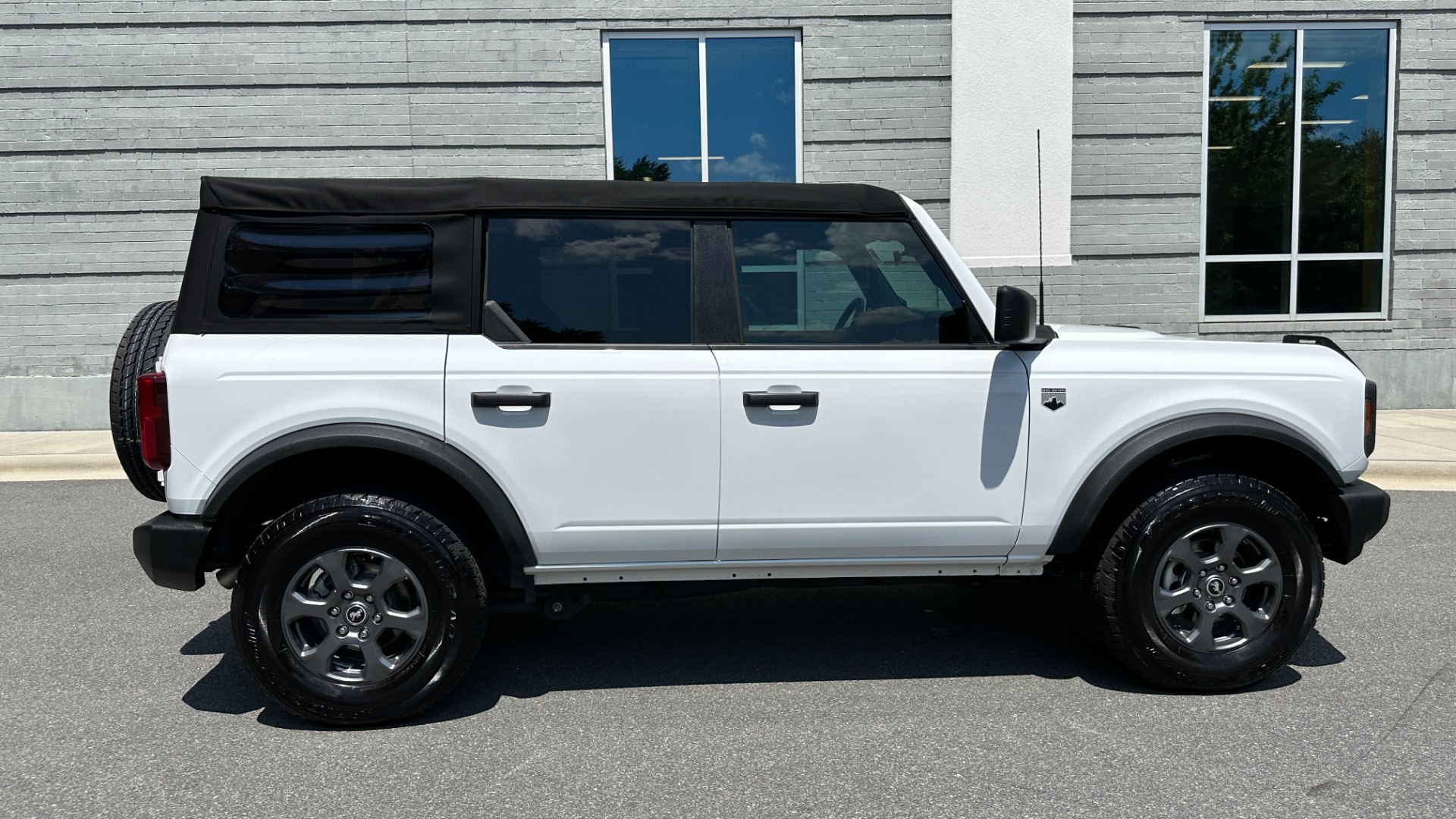 Used 2022 Ford Bronco BIG BEND / SOFT TOP / 10SPD / CLOTH / TOUCHSCREEN for sale Sold at Formula Imports in Charlotte NC 28227 3