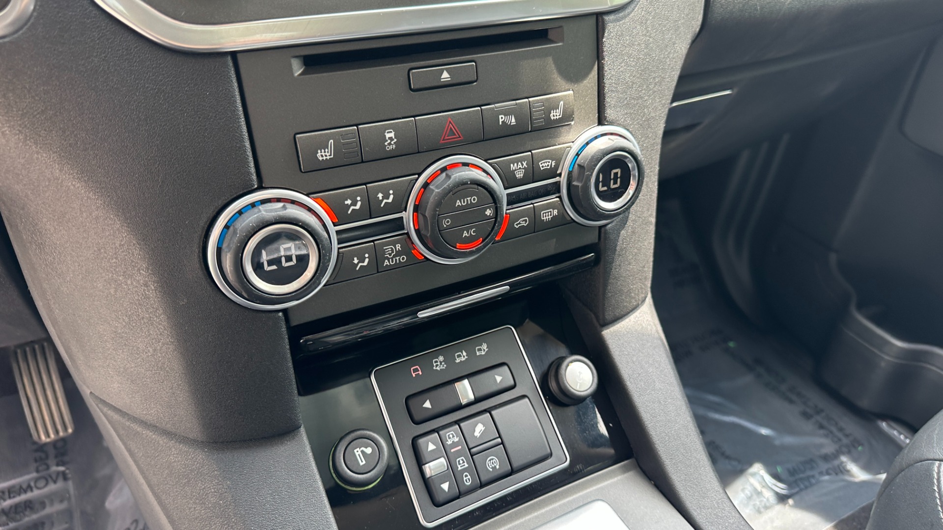 Used 2015 Land Rover LR4 LUX / VISION ASSIST / 20IN WHEELS / GLOSS BLACK TRIM / 3 ROW SEATING for sale $22,500 at Formula Imports in Charlotte NC 28227 21