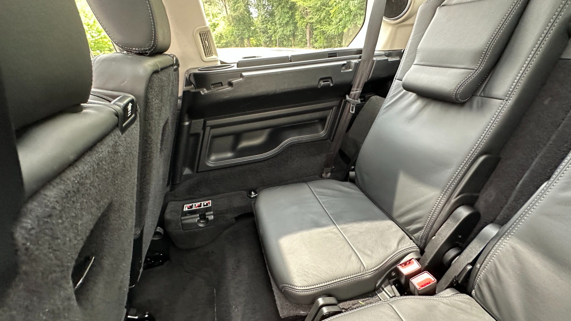 Used 2015 Land Rover LR4 LUX / VISION ASSIST / 20IN WHEELS / GLOSS BLACK TRIM / 3 ROW SEATING for sale $22,500 at Formula Imports in Charlotte NC 28227 37