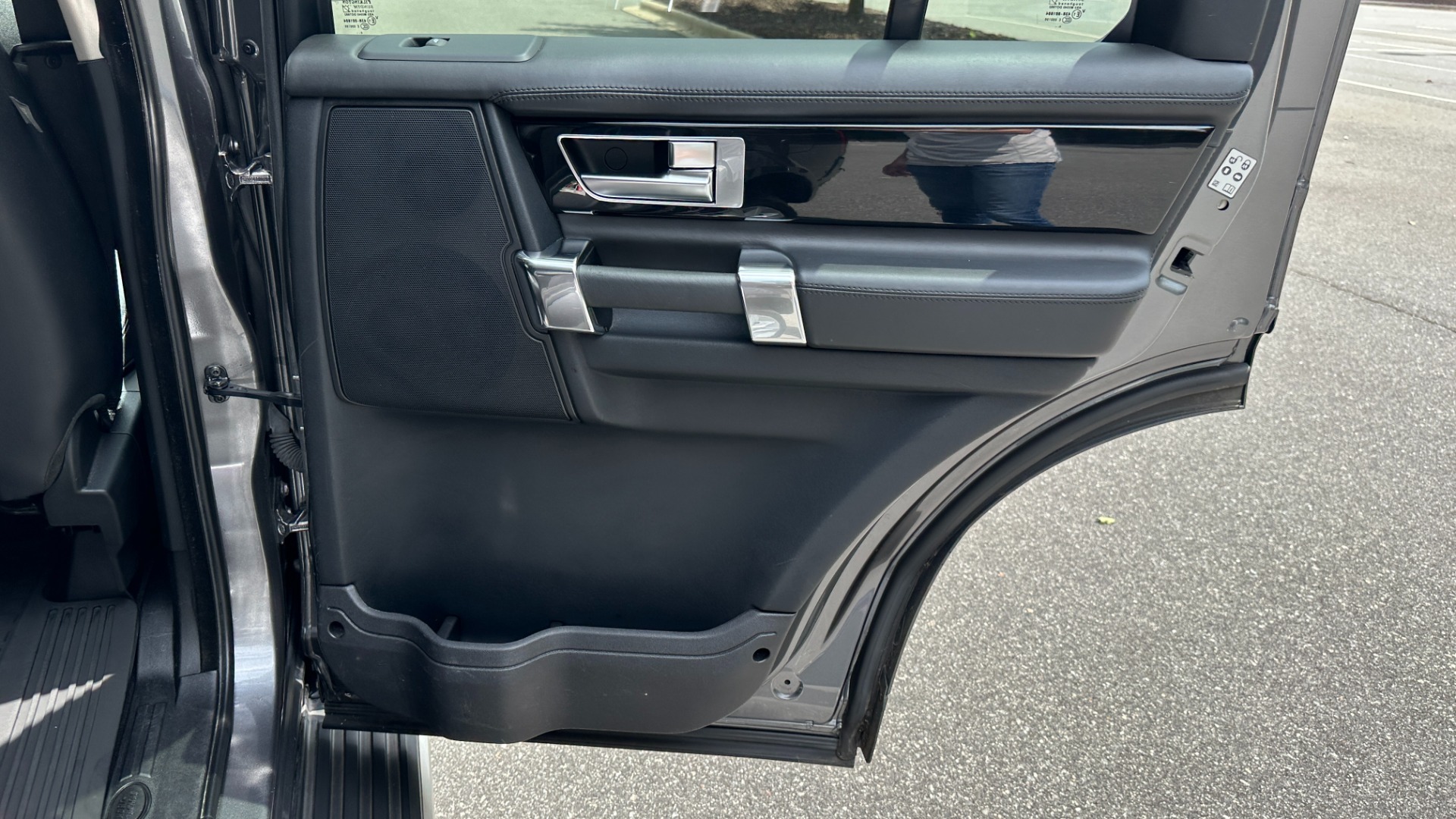 Used 2015 Land Rover LR4 LUX / VISION ASSIST / 20IN WHEELS / GLOSS BLACK TRIM / 3 ROW SEATING for sale Sold at Formula Imports in Charlotte NC 28227 40