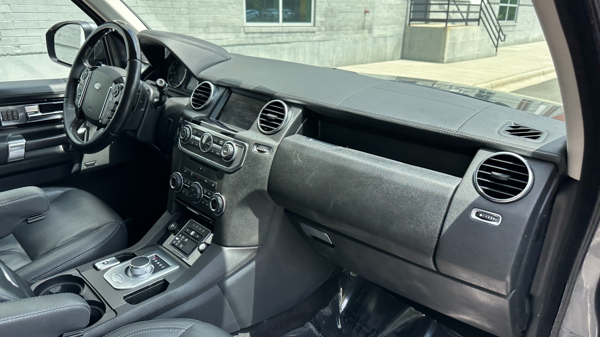 Used 2015 Land Rover LR4 LUX / VISION ASSIST / 20IN WHEELS / GLOSS BLACK TRIM / 3 ROW SEATING for sale $22,500 at Formula Imports in Charlotte NC 28227 45