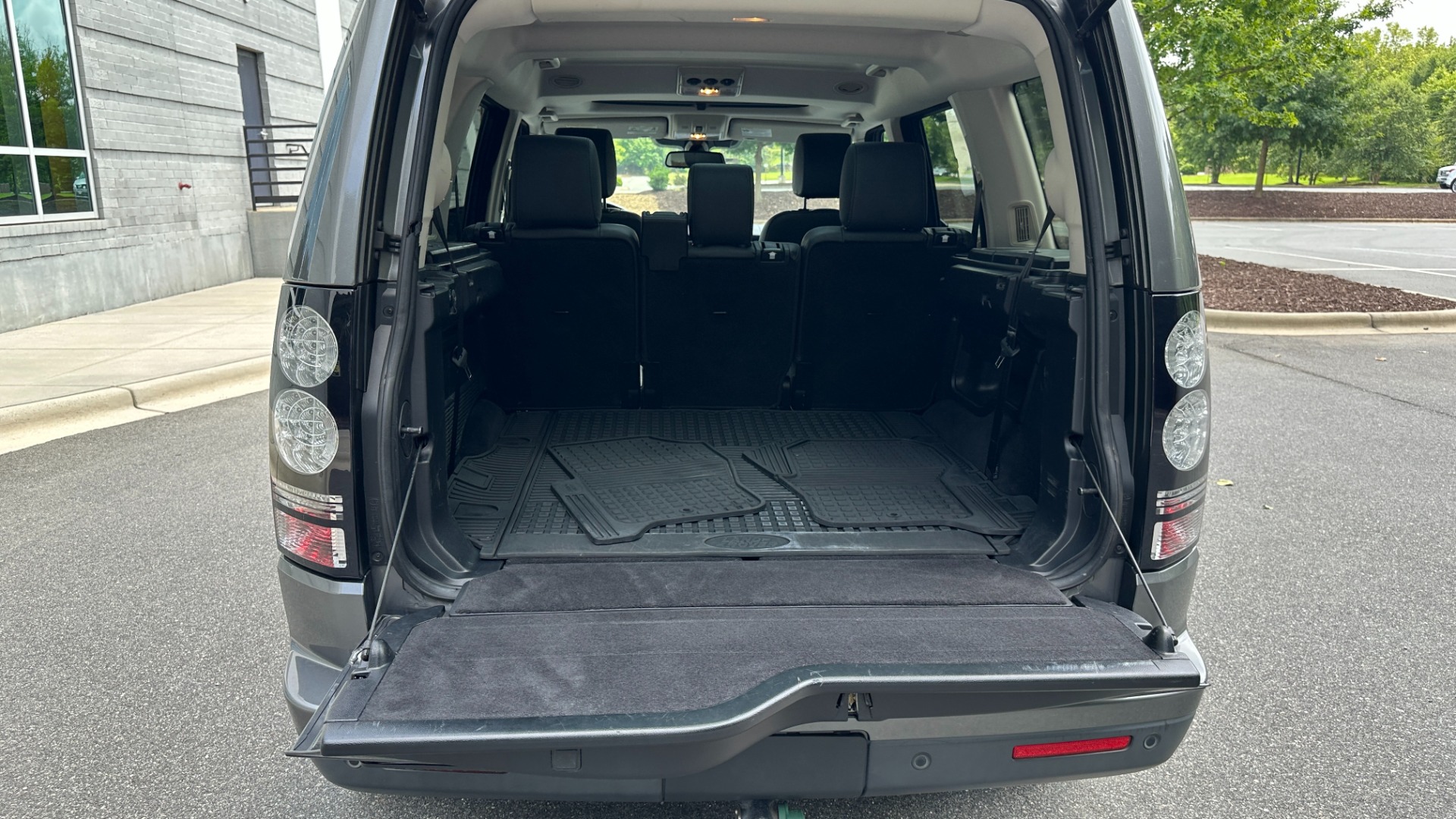 Used 2015 Land Rover LR4 LUX / VISION ASSIST / 20IN WHEELS / GLOSS BLACK TRIM / 3 ROW SEATING for sale $22,500 at Formula Imports in Charlotte NC 28227 49