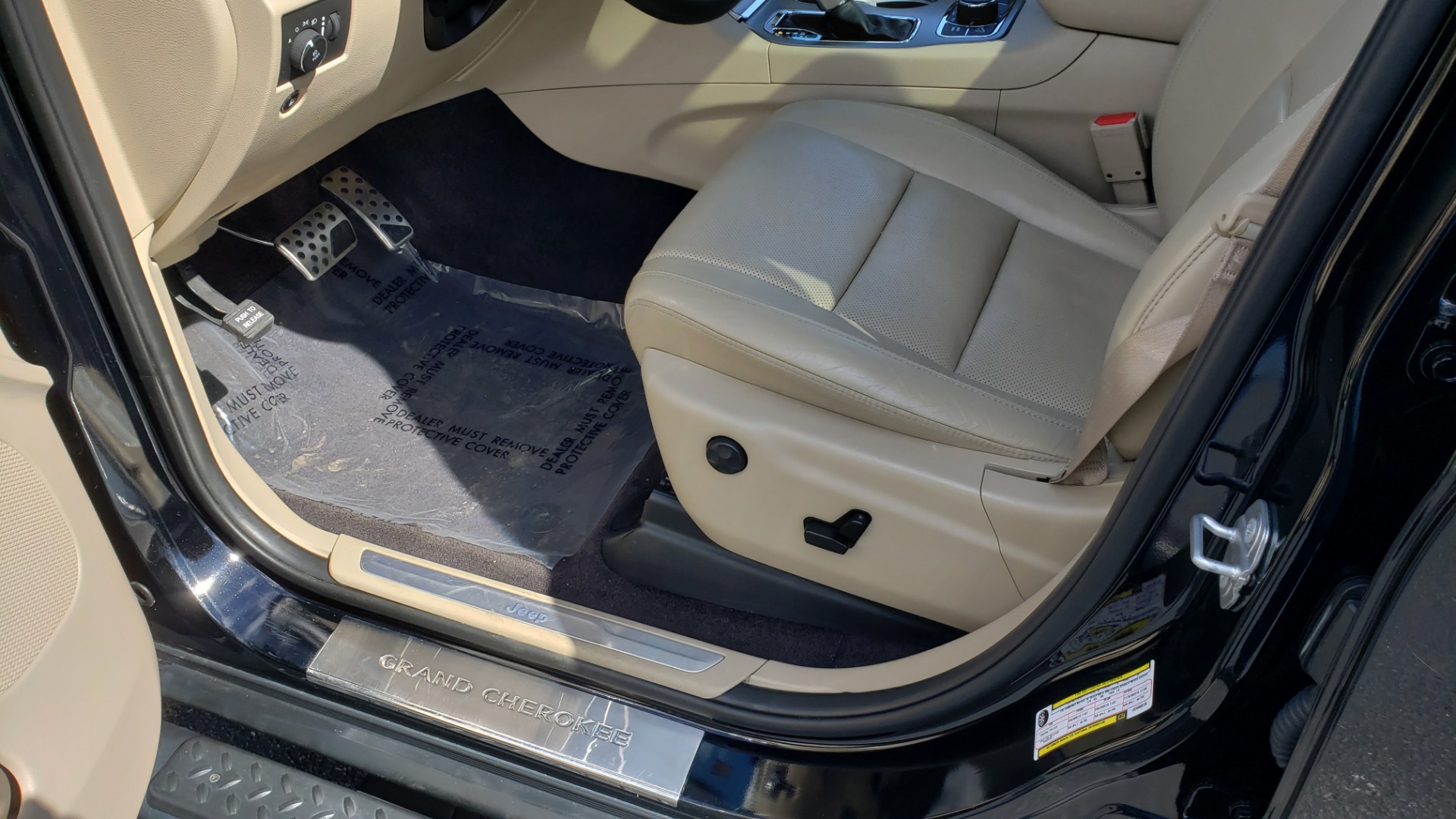 Used 2018 Jeep GRAND CHEROKEE LIMITED 4X4 / NAV / SUNROOF / HTD STS / REARVIEW for sale Sold at Formula Imports in Charlotte NC 28227 38