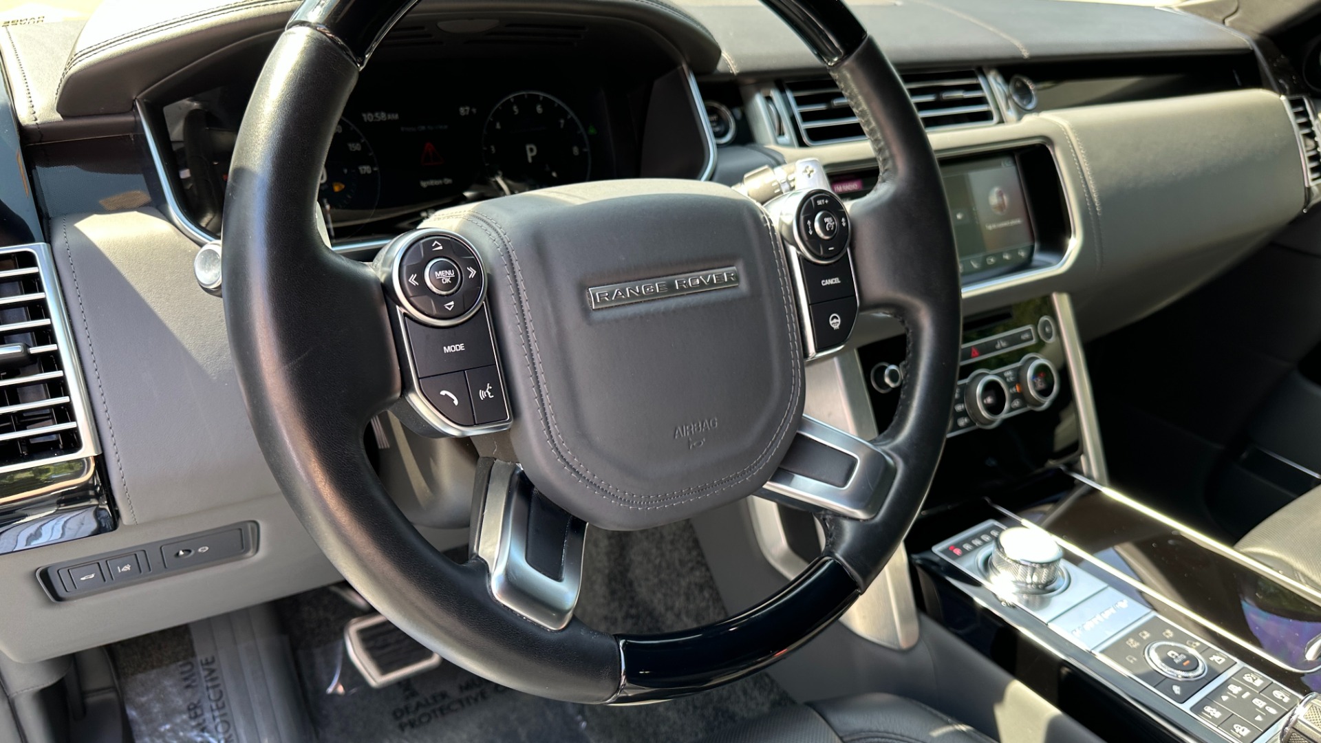 Used 2017 Land Rover Range Rover SV AUTOBIOGRAPHY / LOADED / REAR MASSAGE / EXECUTIVE SEATING / LWB for sale $75,900 at Formula Imports in Charlotte NC 28227 14