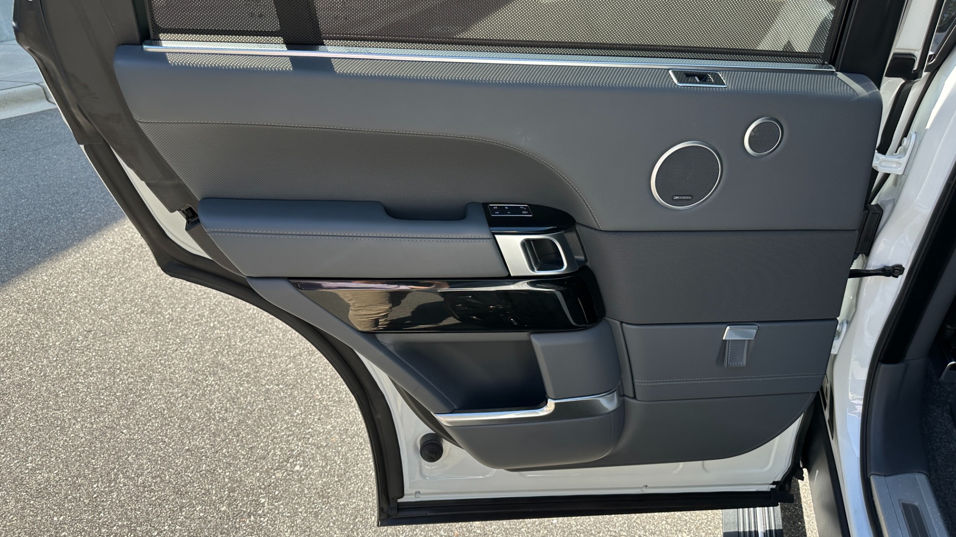 Used 2017 Land Rover Range Rover SV AUTOBIOGRAPHY / LOADED / REAR MASSAGE / EXECUTIVE SEATING / LWB for sale Sold at Formula Imports in Charlotte NC 28227 21