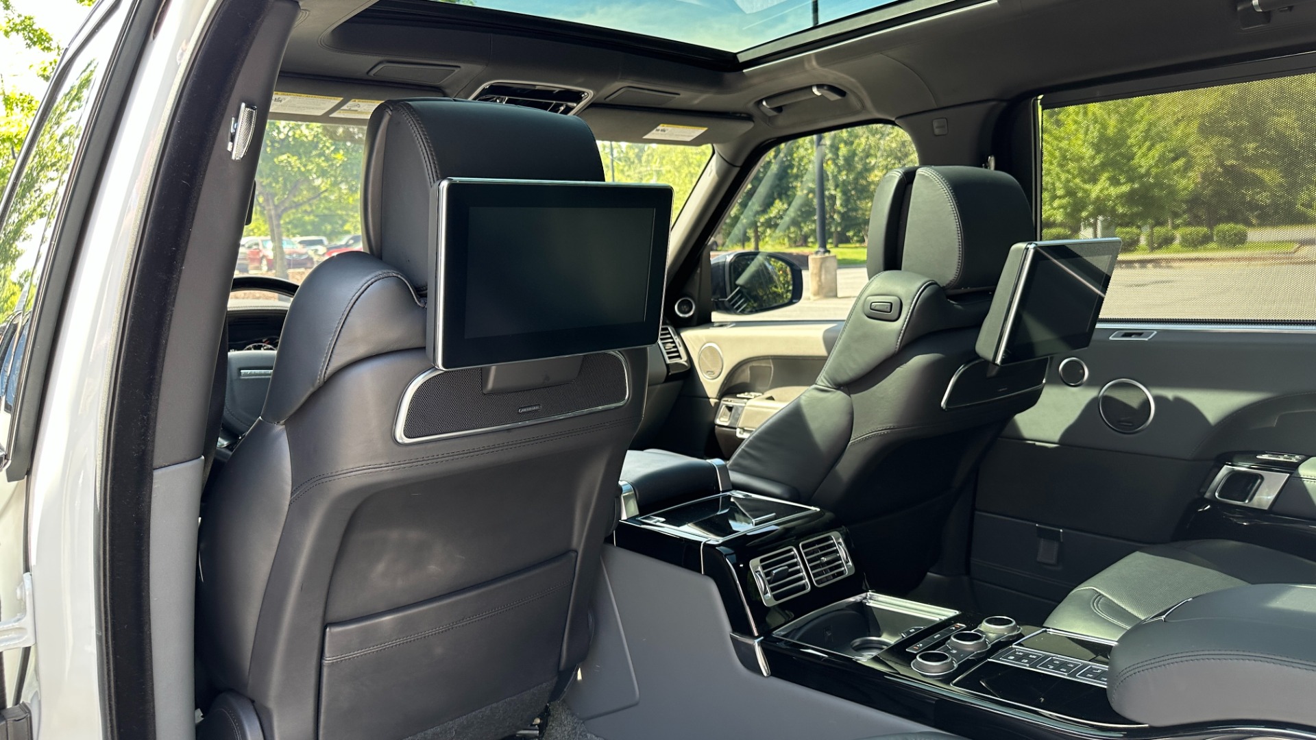 Used 2017 Land Rover Range Rover SV AUTOBIOGRAPHY / LOADED / REAR MASSAGE / EXECUTIVE SEATING / LWB for sale $75,900 at Formula Imports in Charlotte NC 28227 23