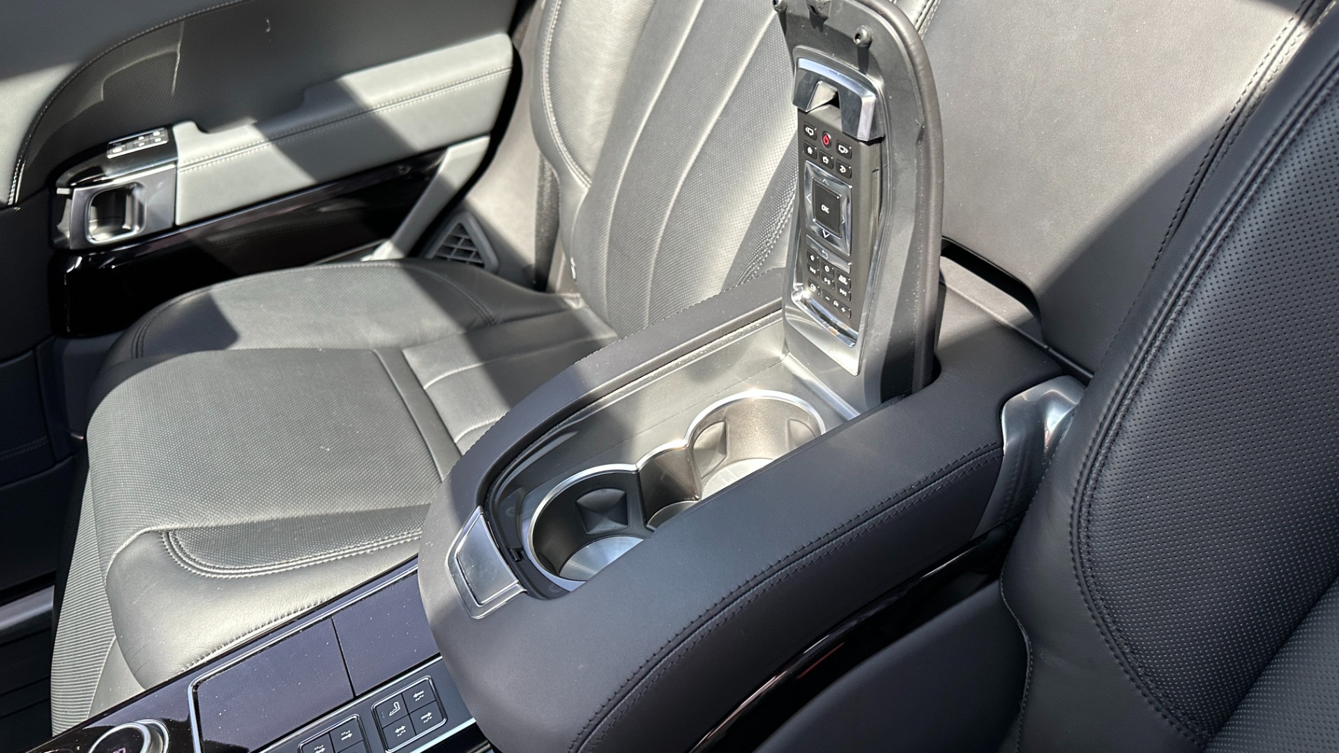 Used 2017 Land Rover Range Rover SV AUTOBIOGRAPHY / LOADED / REAR MASSAGE / EXECUTIVE SEATING / LWB for sale $75,900 at Formula Imports in Charlotte NC 28227 31