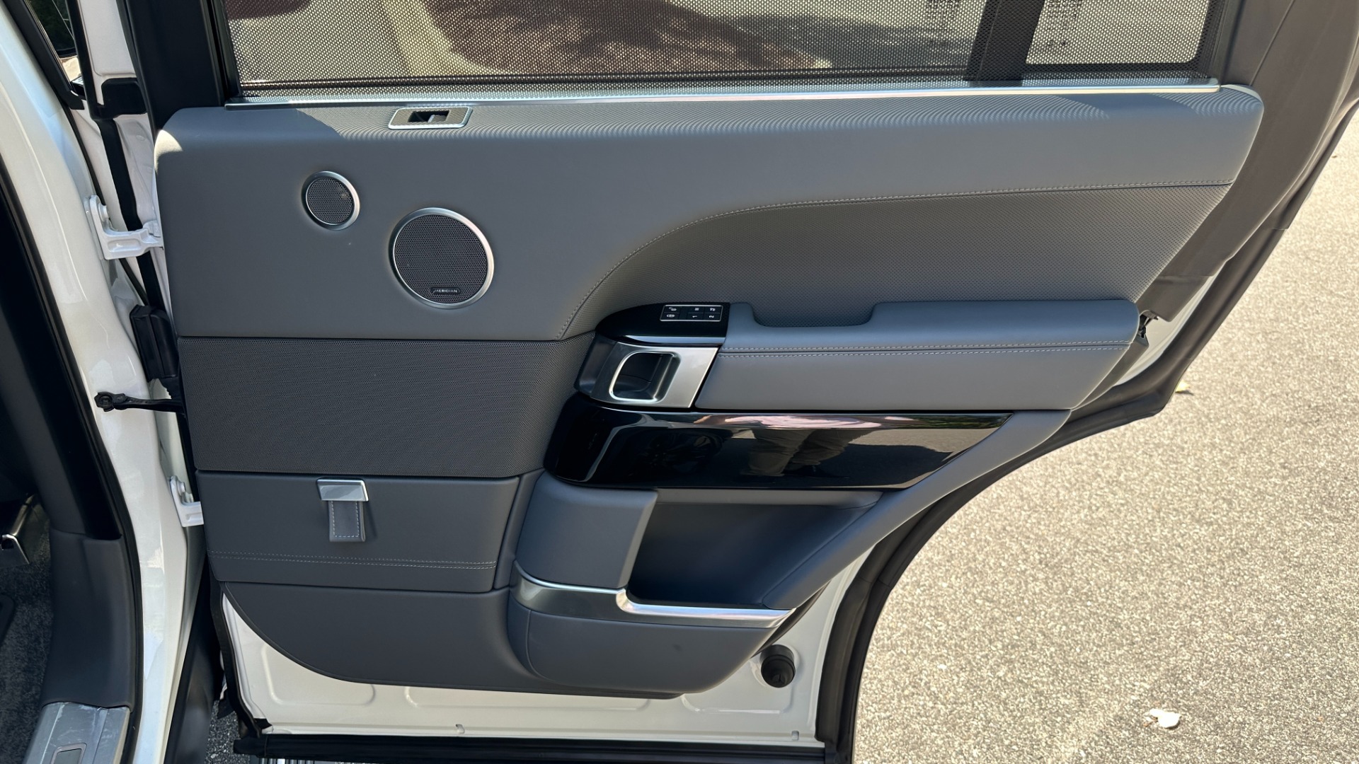 Used 2017 Land Rover Range Rover SV AUTOBIOGRAPHY / LOADED / REAR MASSAGE / EXECUTIVE SEATING / LWB for sale $75,900 at Formula Imports in Charlotte NC 28227 37