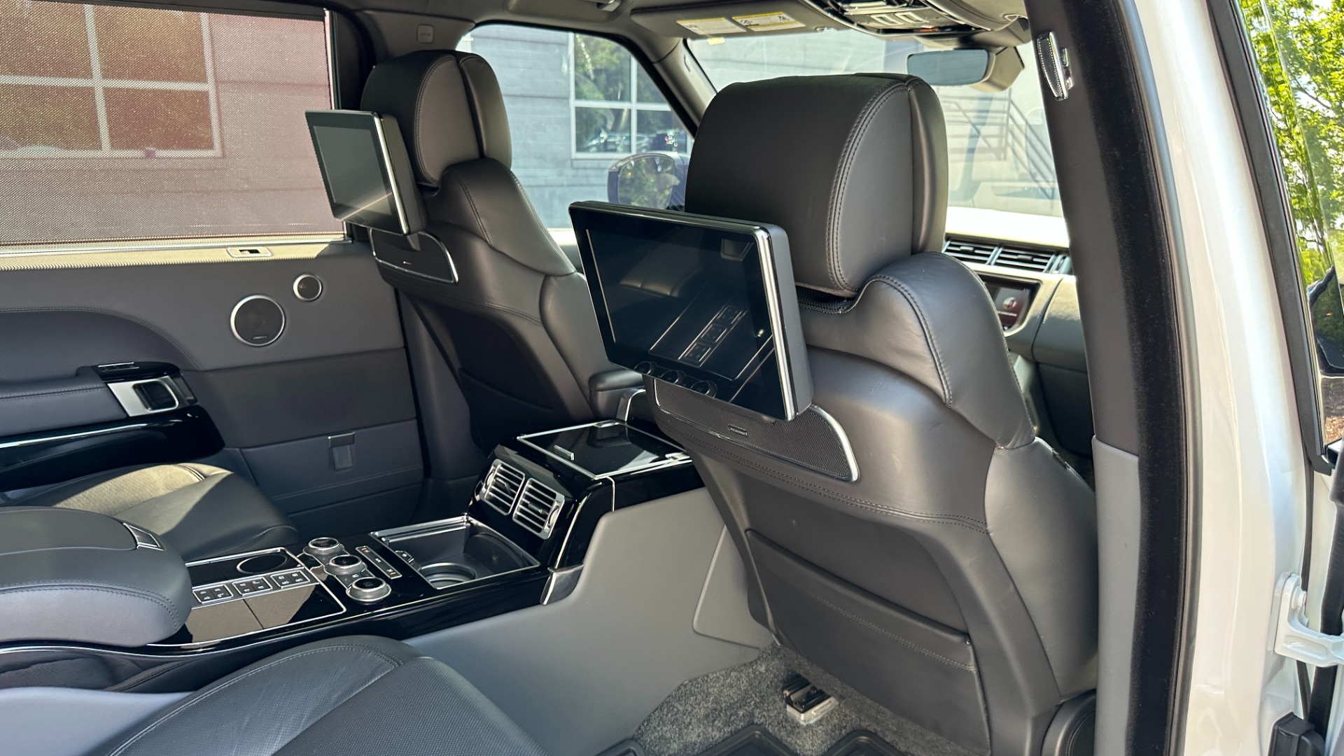 Used 2017 Land Rover Range Rover SV AUTOBIOGRAPHY / LOADED / REAR MASSAGE / EXECUTIVE SEATING / LWB for sale Sold at Formula Imports in Charlotte NC 28227 38