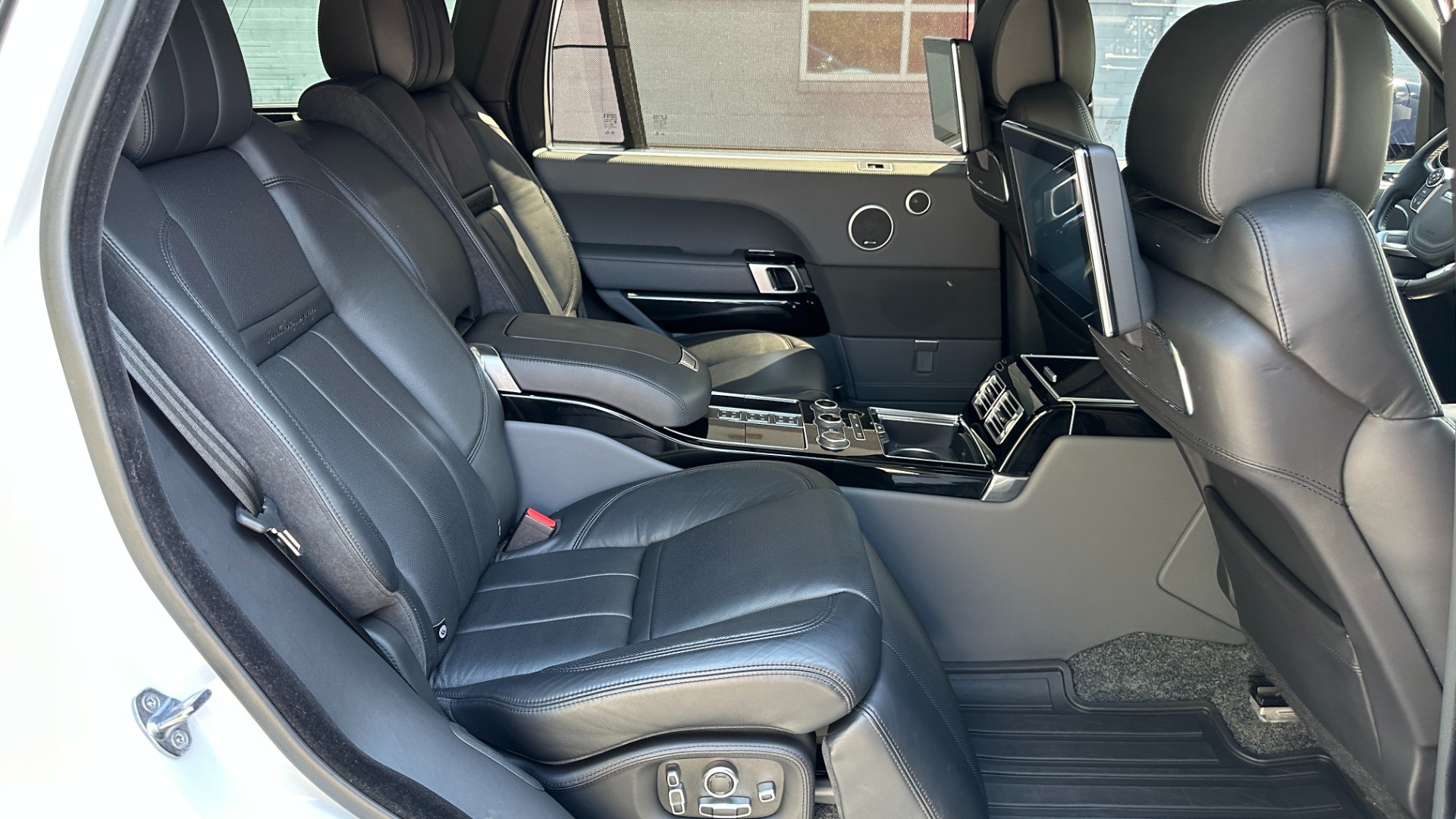 Used 2017 Land Rover Range Rover SV AUTOBIOGRAPHY / LOADED / REAR MASSAGE / EXECUTIVE SEATING / LWB for sale $75,900 at Formula Imports in Charlotte NC 28227 39