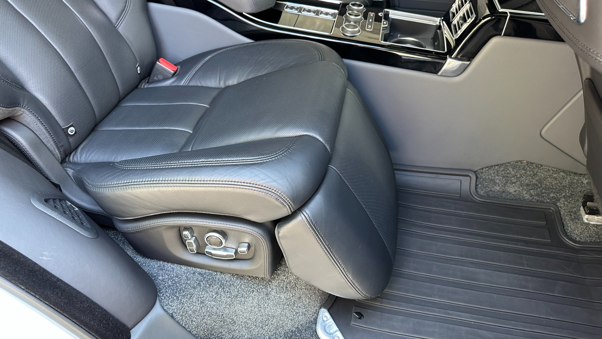 Used 2017 Land Rover Range Rover SV AUTOBIOGRAPHY / LOADED / REAR MASSAGE / EXECUTIVE SEATING / LWB for sale $75,900 at Formula Imports in Charlotte NC 28227 41
