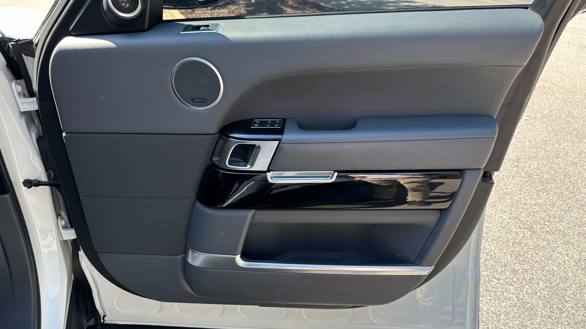 Used 2017 Land Rover Range Rover SV AUTOBIOGRAPHY / LOADED / REAR MASSAGE / EXECUTIVE SEATING / LWB for sale $75,900 at Formula Imports in Charlotte NC 28227 42
