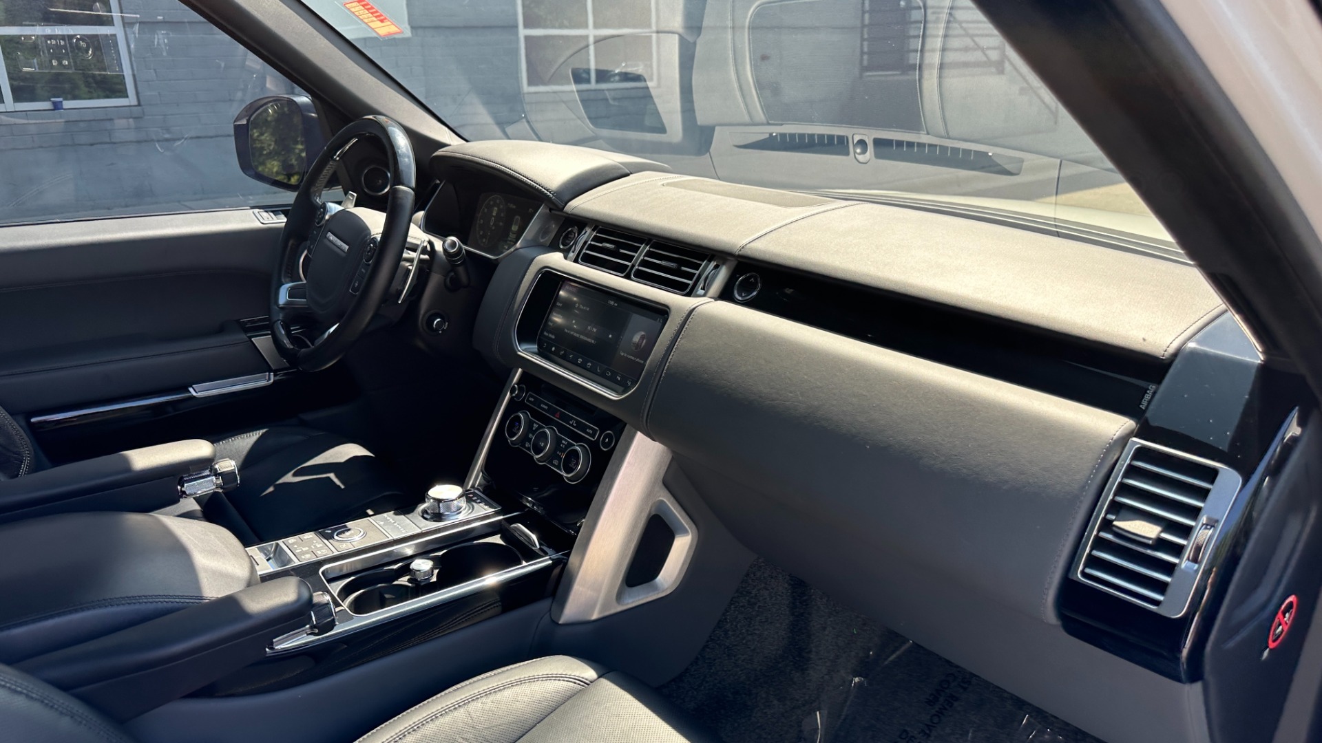 Used 2017 Land Rover Range Rover SV AUTOBIOGRAPHY / LOADED / REAR MASSAGE / EXECUTIVE SEATING / LWB for sale $75,900 at Formula Imports in Charlotte NC 28227 43