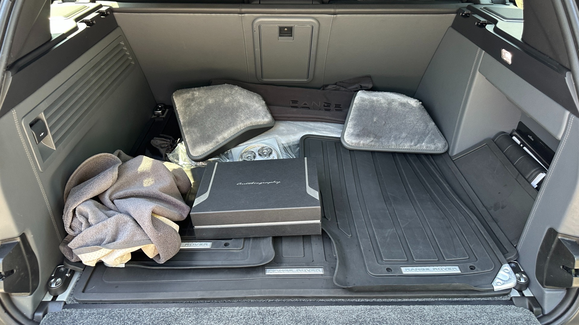Used 2017 Land Rover Range Rover SV AUTOBIOGRAPHY / LOADED / REAR MASSAGE / EXECUTIVE SEATING / LWB for sale $75,900 at Formula Imports in Charlotte NC 28227 54