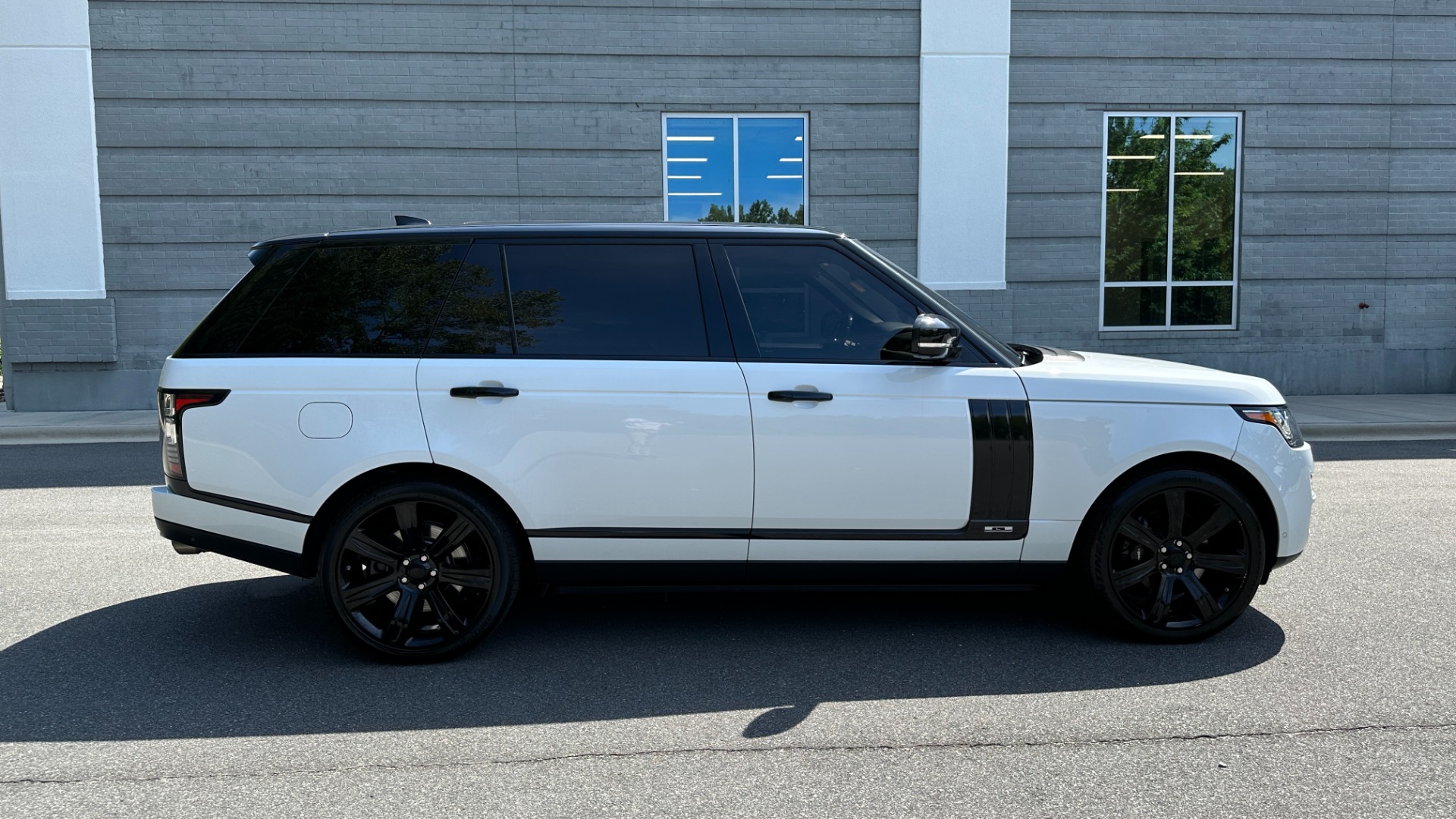 Used 2017 Land Rover Range Rover SV AUTOBIOGRAPHY / LOADED / REAR MASSAGE / EXECUTIVE SEATING / LWB for sale $75,900 at Formula Imports in Charlotte NC 28227 7