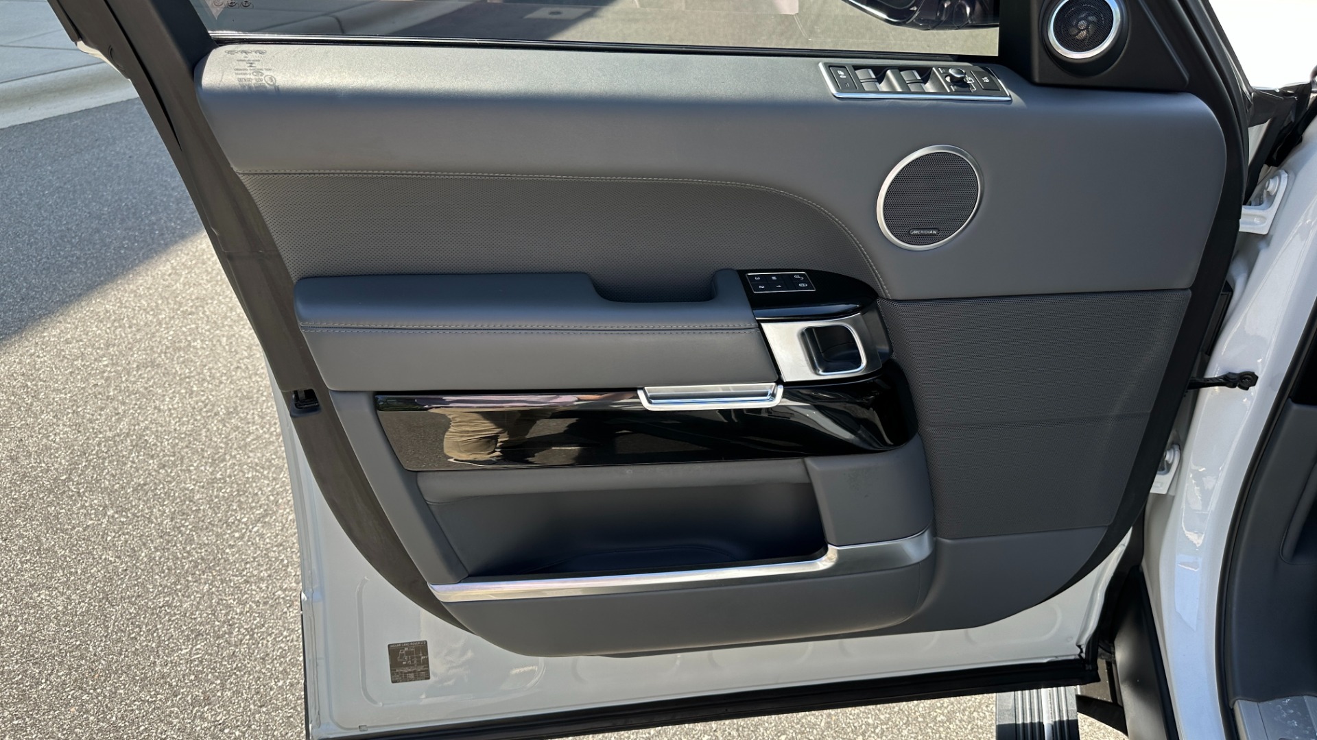 Used 2017 Land Rover Range Rover SV AUTOBIOGRAPHY / LOADED / REAR MASSAGE / EXECUTIVE SEATING / LWB for sale Sold at Formula Imports in Charlotte NC 28227 9