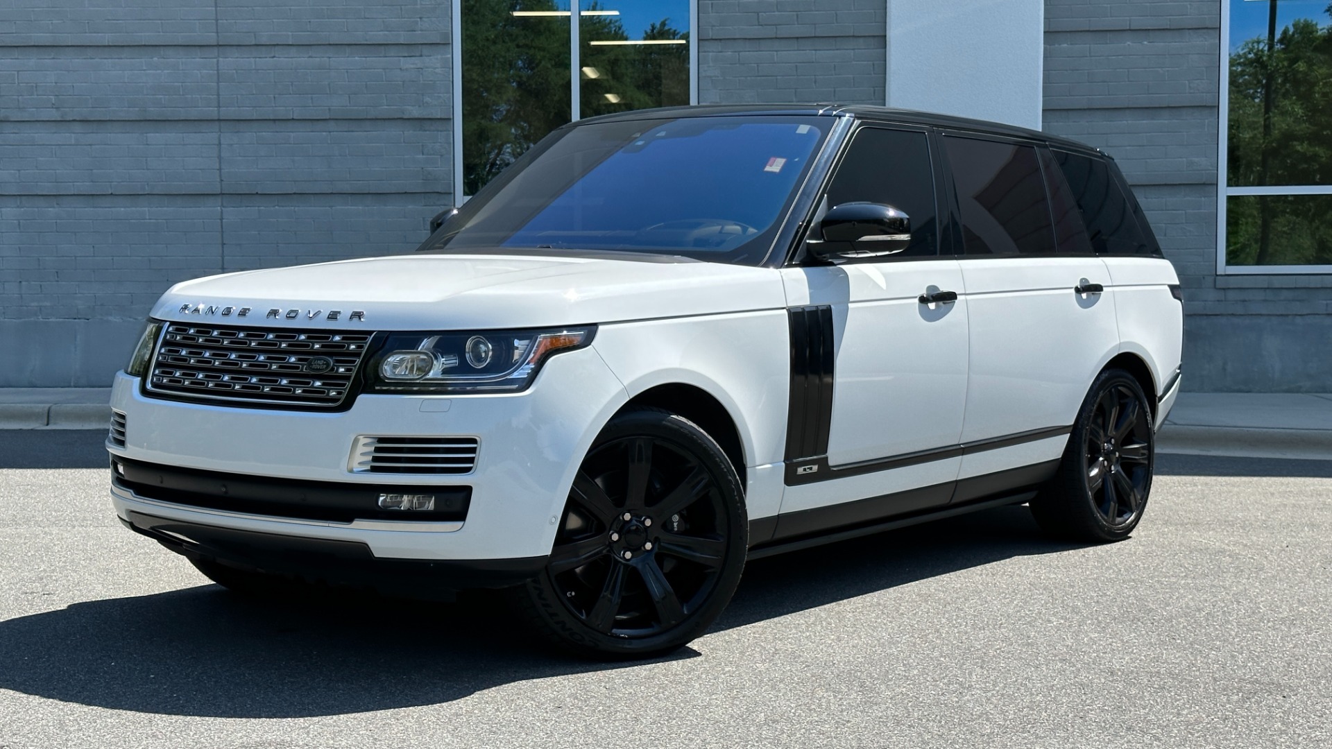 Used 2017 Land Rover Range Rover SV AUTOBIOGRAPHY / LOADED / REAR MASSAGE / EXECUTIVE SEATING / LWB for sale $75,900 at Formula Imports in Charlotte NC 28227 1