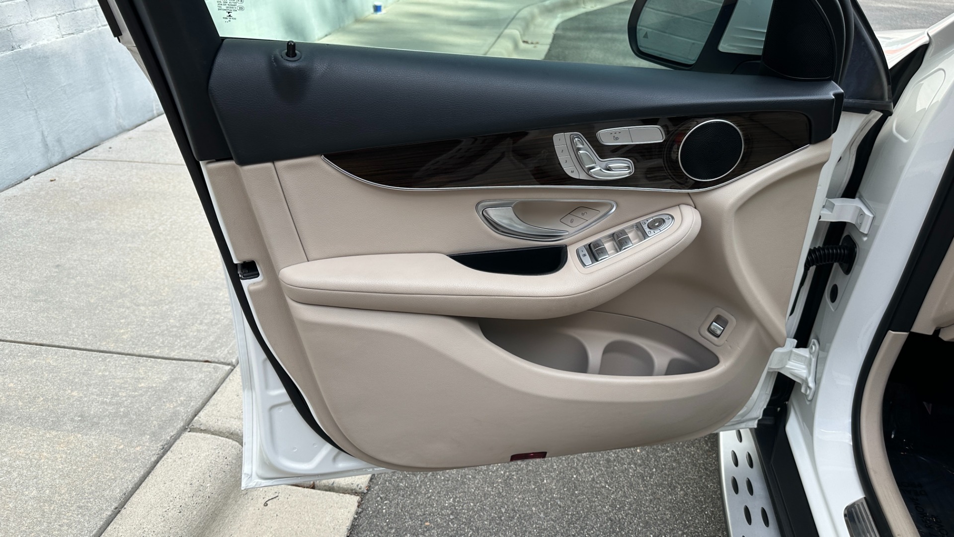Used 2019 Mercedes-Benz GLC GLC 300 / PREMIUM PACKAGE / BLIND SPOT / COMFORT for sale Sold at Formula Imports in Charlotte NC 28227 10