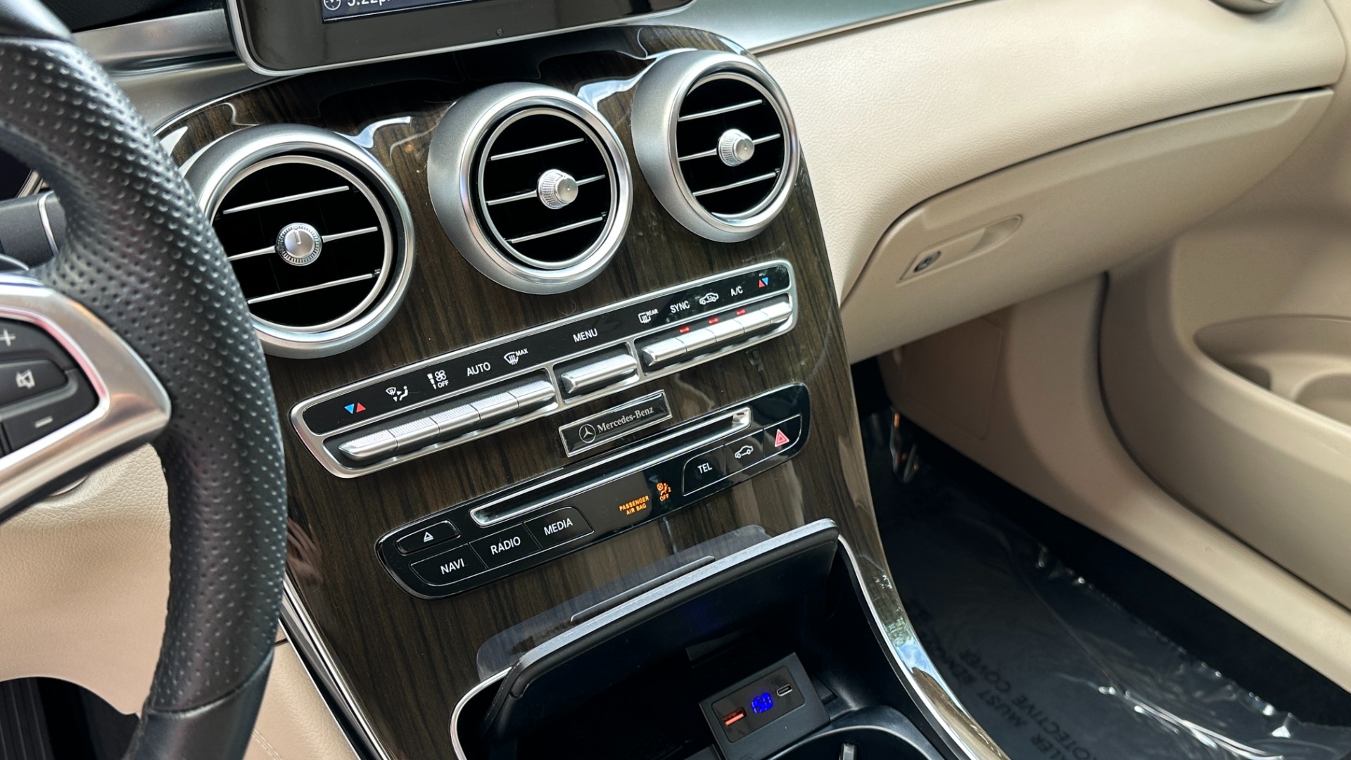 Used 2019 Mercedes-Benz GLC GLC 300 / PREMIUM PACKAGE / BLIND SPOT / COMFORT for sale Sold at Formula Imports in Charlotte NC 28227 19
