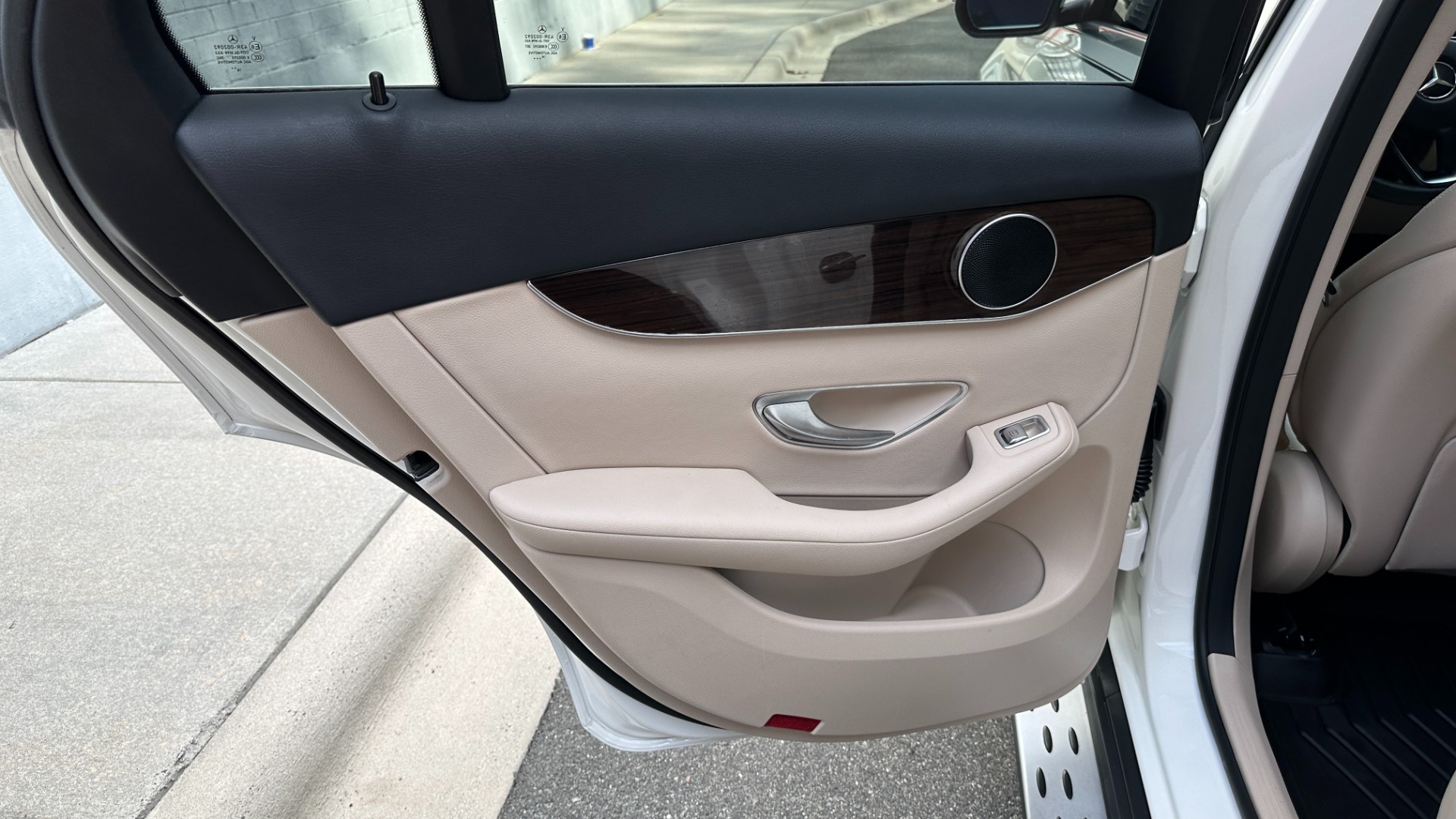 Used 2019 Mercedes-Benz GLC GLC 300 / PREMIUM PACKAGE / BLIND SPOT / COMFORT for sale Sold at Formula Imports in Charlotte NC 28227 24