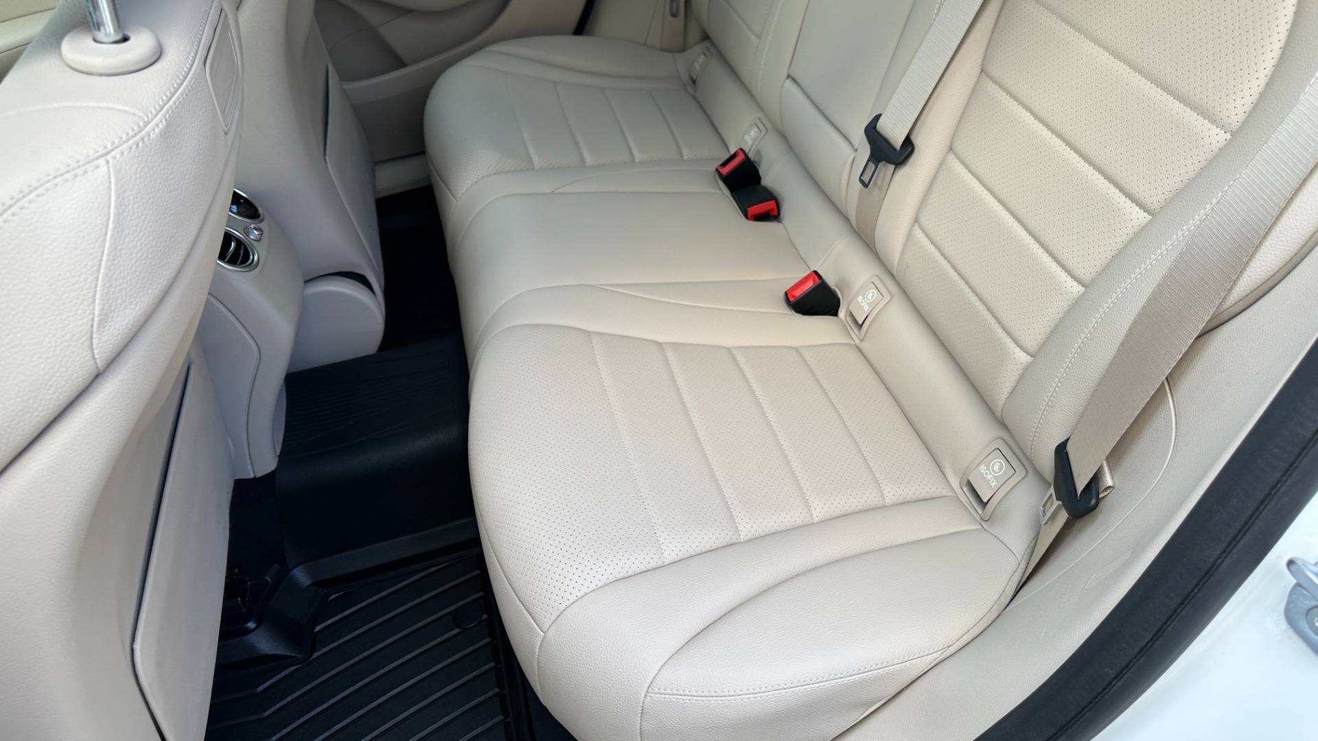 Used 2019 Mercedes-Benz GLC GLC 300 / PREMIUM PACKAGE / BLIND SPOT / COMFORT for sale Sold at Formula Imports in Charlotte NC 28227 27