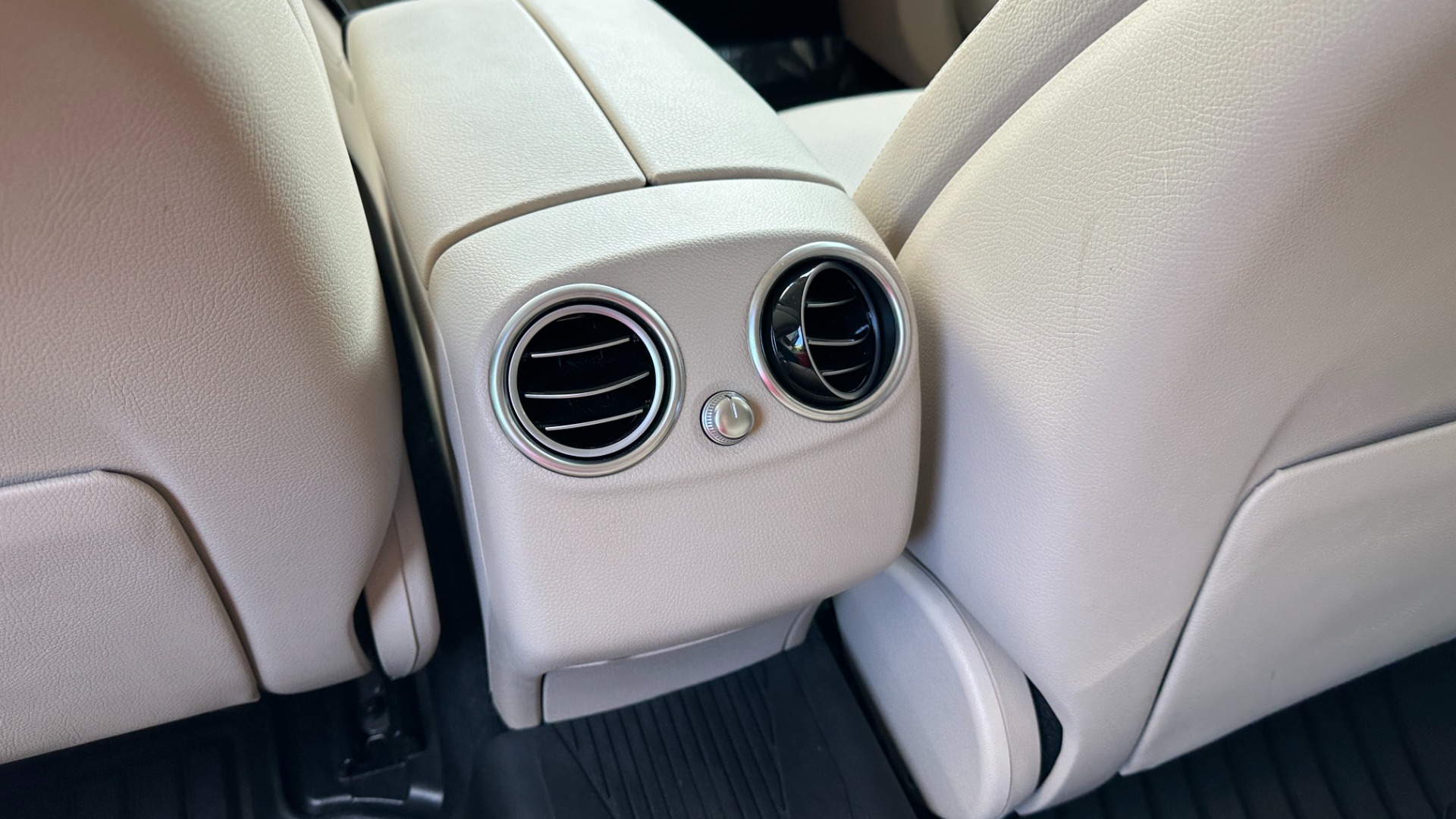 Used 2019 Mercedes-Benz GLC GLC 300 / PREMIUM PACKAGE / BLIND SPOT / COMFORT for sale Sold at Formula Imports in Charlotte NC 28227 29