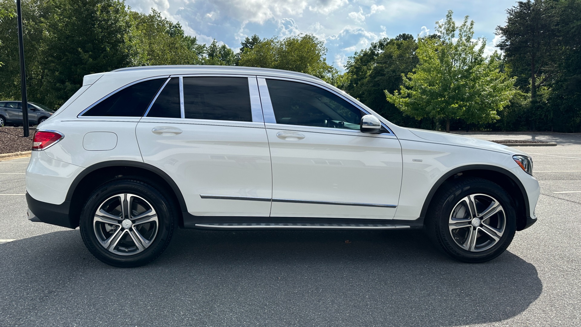 Used 2019 Mercedes-Benz GLC GLC 300 / PREMIUM PACKAGE / BLIND SPOT / COMFORT for sale Sold at Formula Imports in Charlotte NC 28227 3