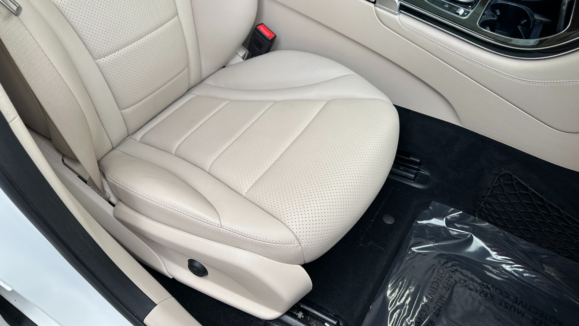 Used 2019 Mercedes-Benz GLC GLC 300 / PREMIUM PACKAGE / BLIND SPOT / COMFORT for sale Sold at Formula Imports in Charlotte NC 28227 39