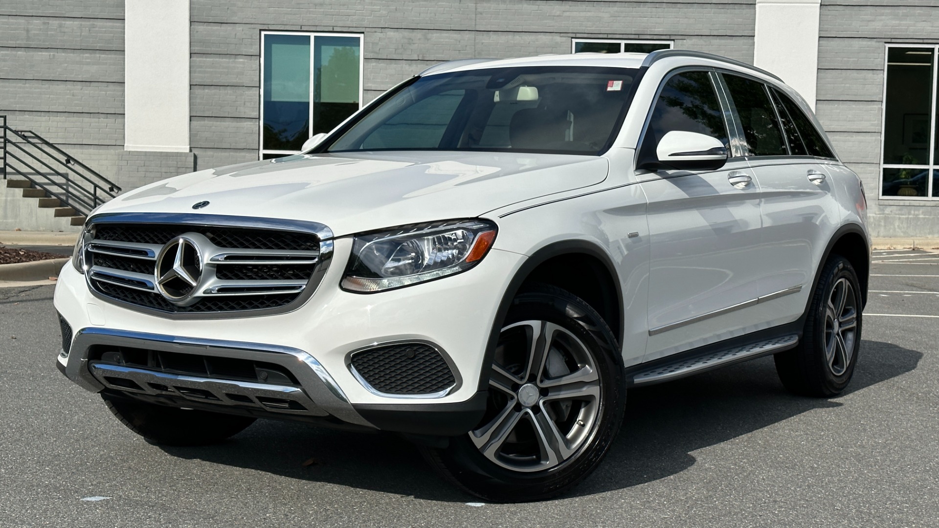 Used 2019 Mercedes-Benz GLC GLC 300 / PREMIUM PACKAGE / BLIND SPOT / COMFORT for sale Sold at Formula Imports in Charlotte NC 28227 1