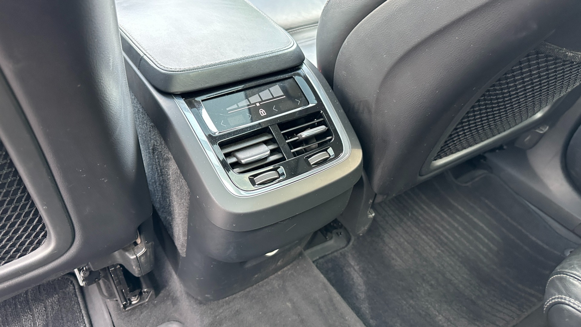 Used 2018 Volvo XC90 MOMENTUM PLUS PACKAGE / CONVENIENCE / B AND W SOUND / PROTECTION PKG for sale $26,500 at Formula Imports in Charlotte NC 28227 32