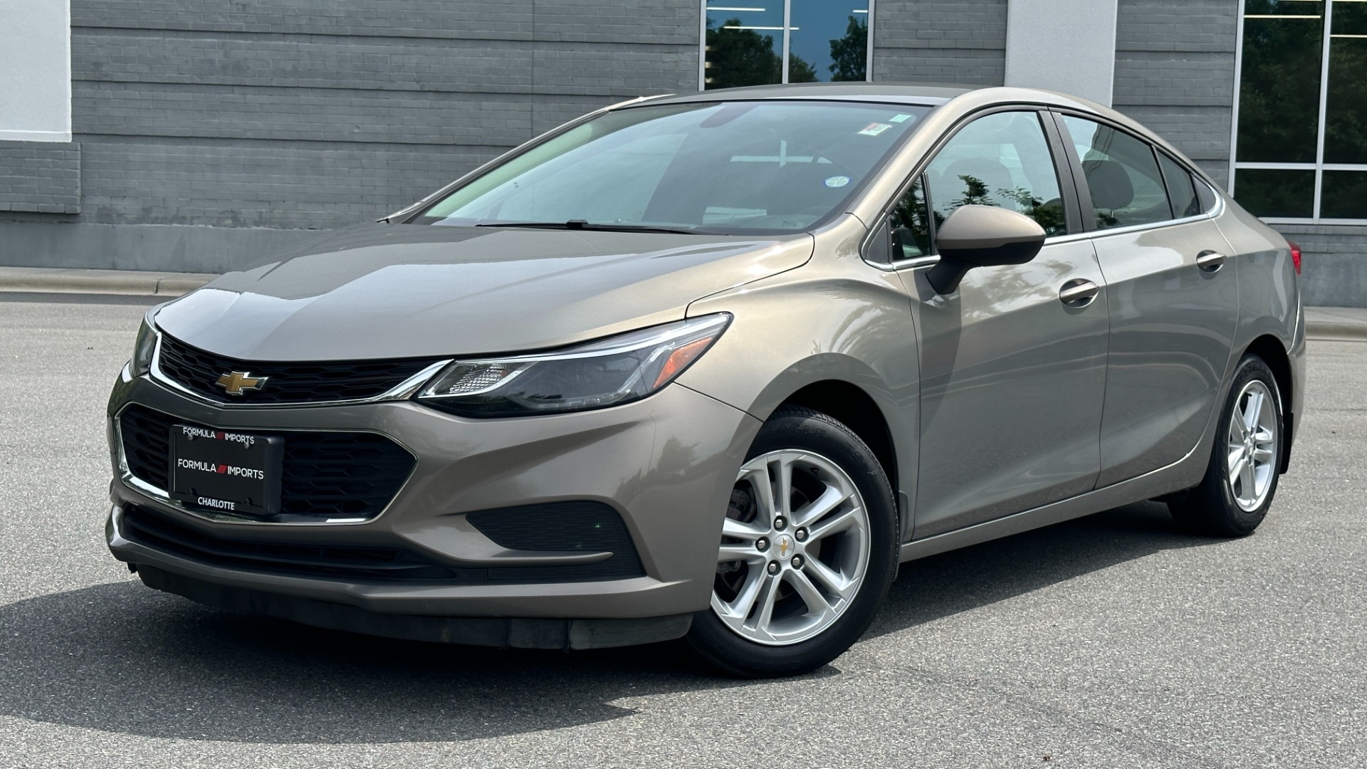 Used 2017 Chevrolet Cruze LT / USB PORT / BACKUP CAMERA / TOUCH SCREEN / CLOTH INTERIOR for sale Sold at Formula Imports in Charlotte NC 28227 1