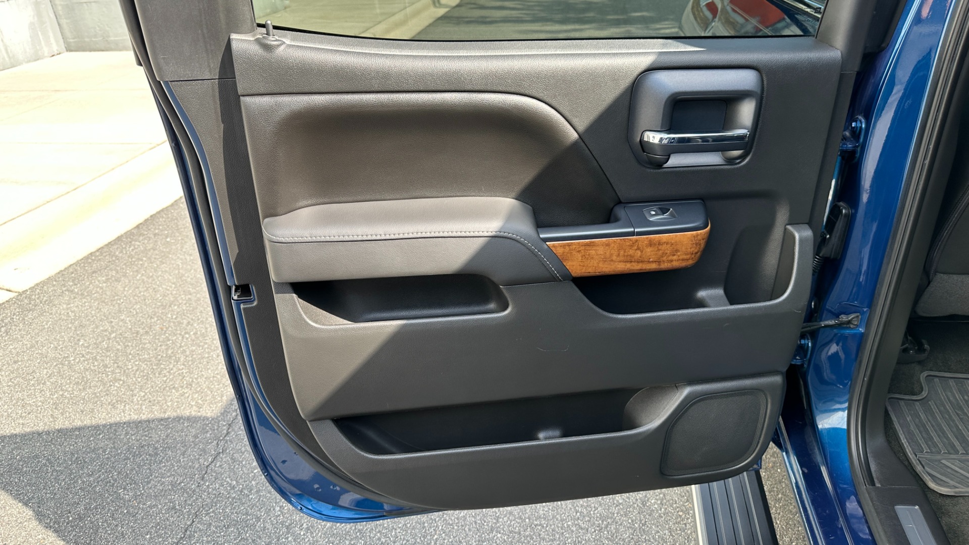 Used 2017 Chevrolet Silverado 1500 High Country 6.2L / 22IN WHEELS / SUNROOF / POWER RUNNING BOARDS for sale Sold at Formula Imports in Charlotte NC 28227 25