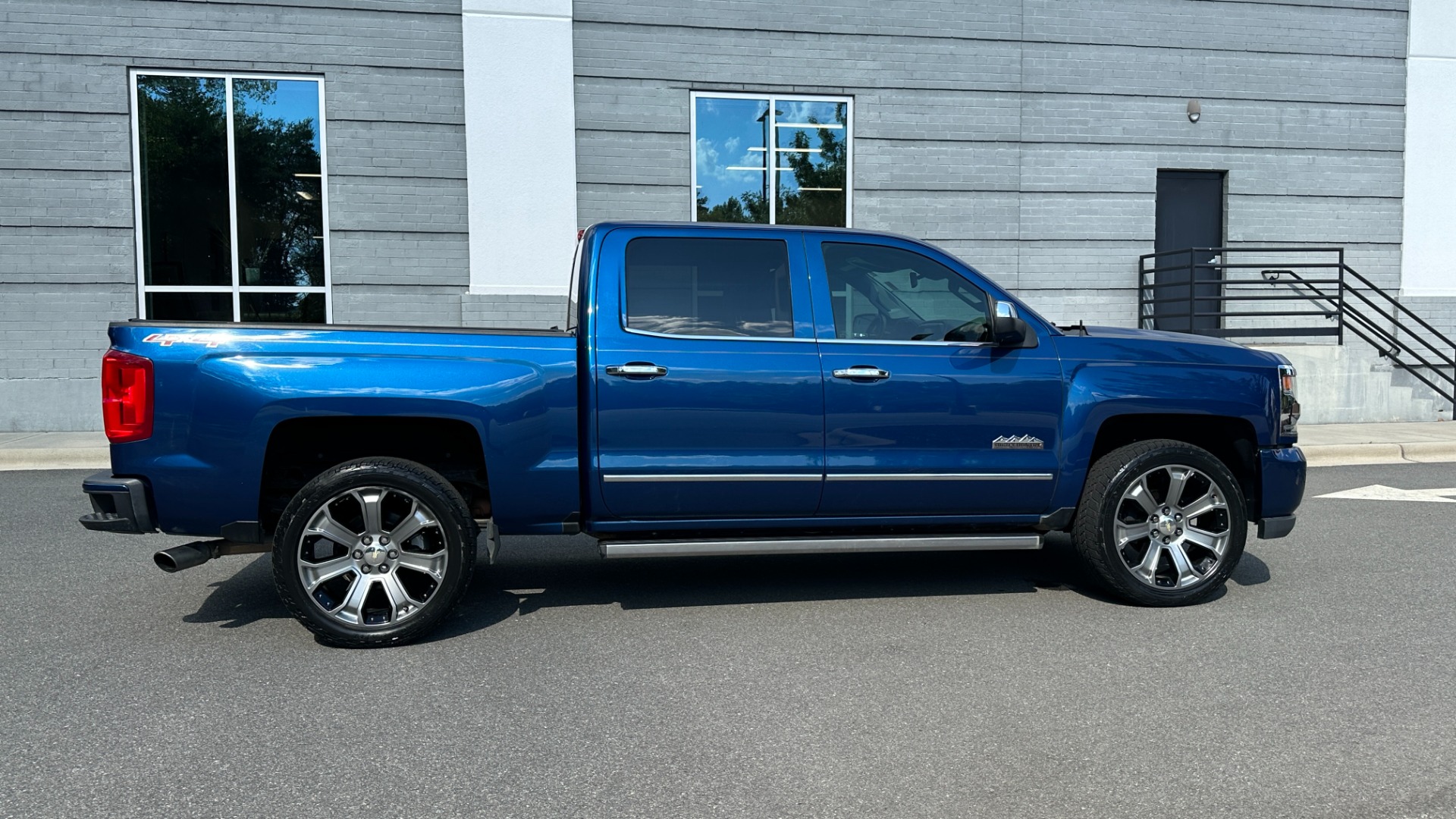Used 2017 Chevrolet Silverado 1500 High Country 6.2L / 22IN WHEELS / SUNROOF / POWER RUNNING BOARDS for sale Sold at Formula Imports in Charlotte NC 28227 6