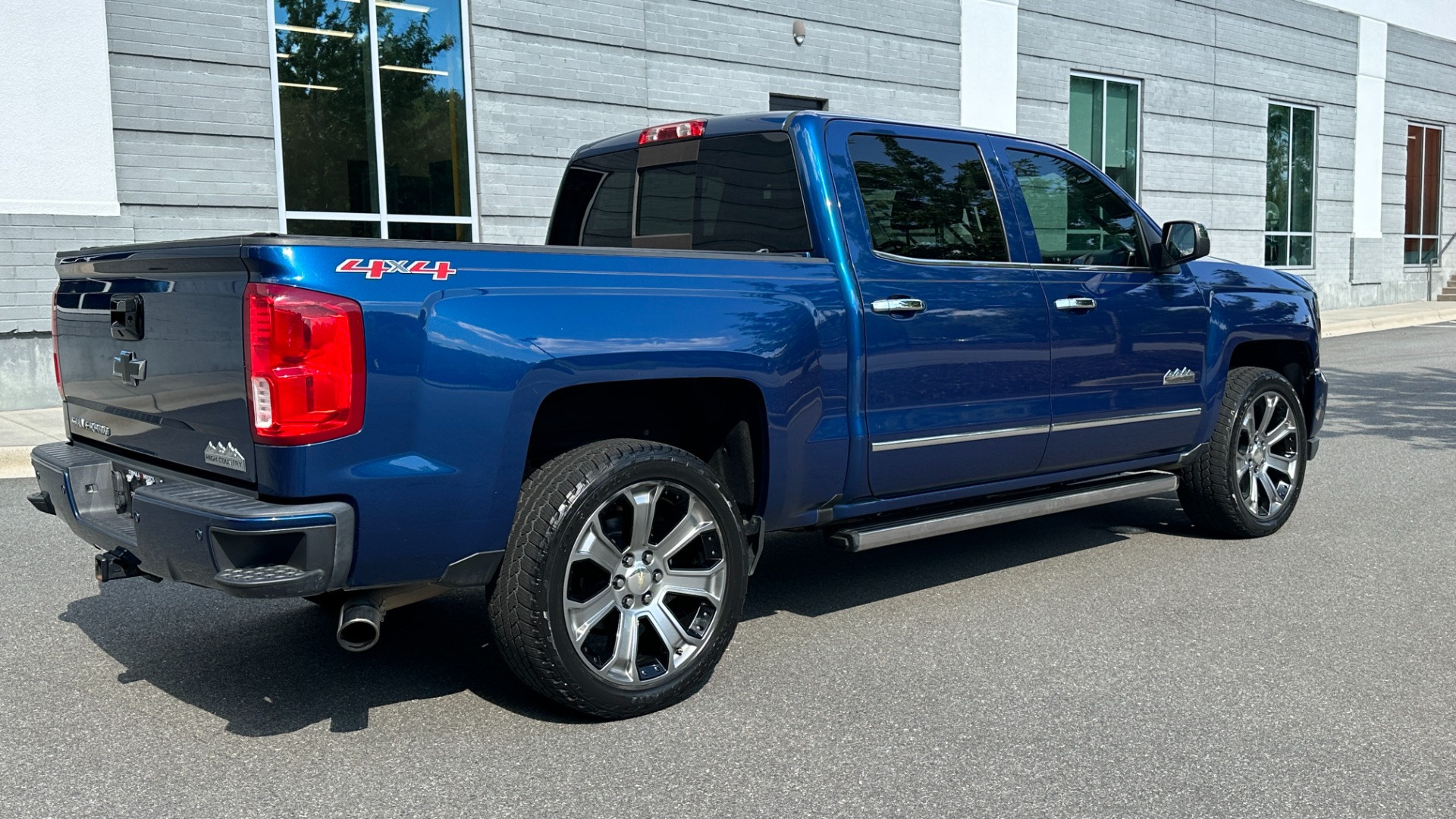 Used 2017 Chevrolet Silverado 1500 High Country 6.2L / 22IN WHEELS / SUNROOF / POWER RUNNING BOARDS for sale Sold at Formula Imports in Charlotte NC 28227 7