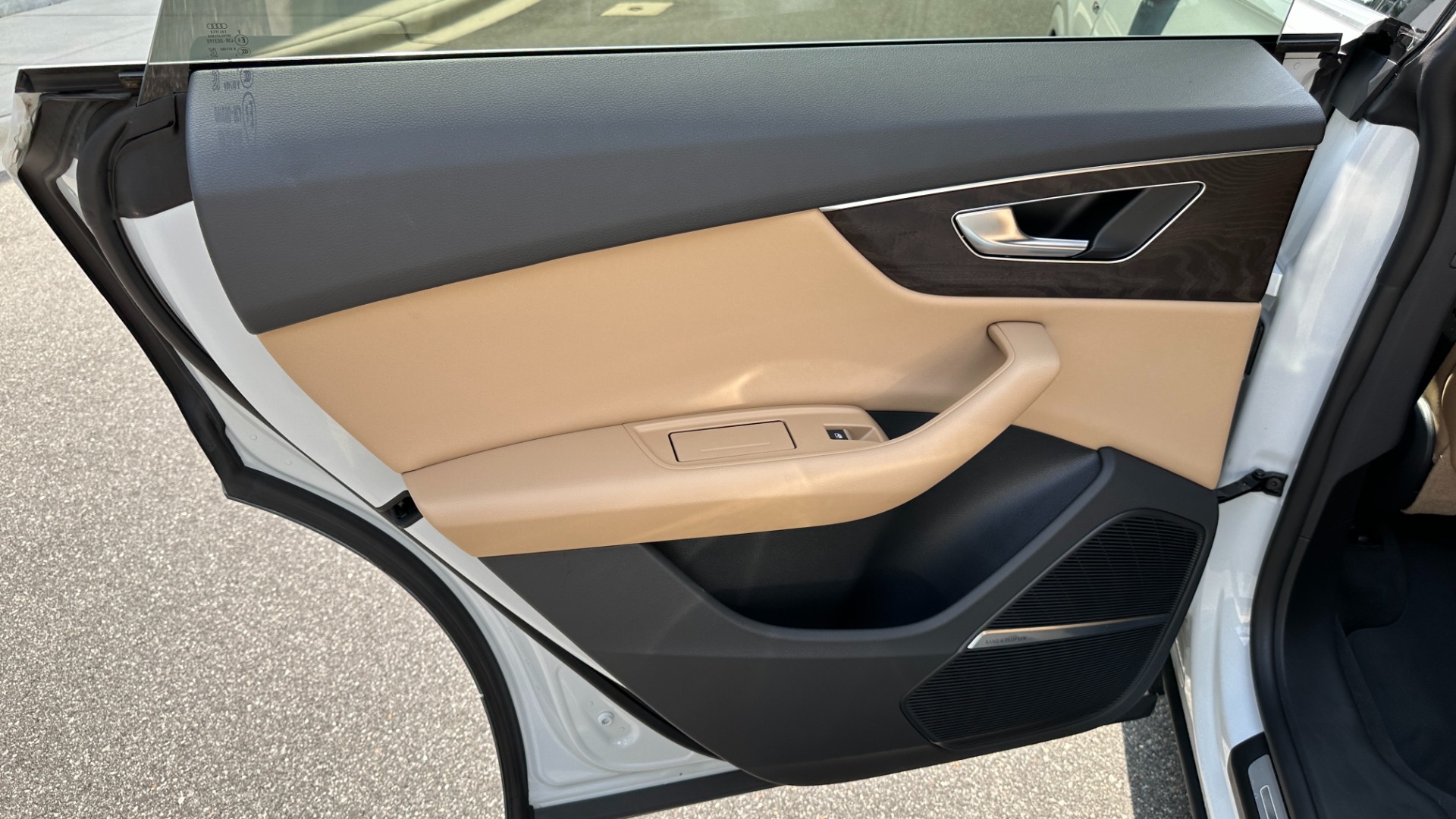 Used 2021 Audi Q8 PREMIUM PLUS / S-LINE / TOW PACKAGE / REAR AIRBAGS for sale $60,995 at Formula Imports in Charlotte NC 28227 21