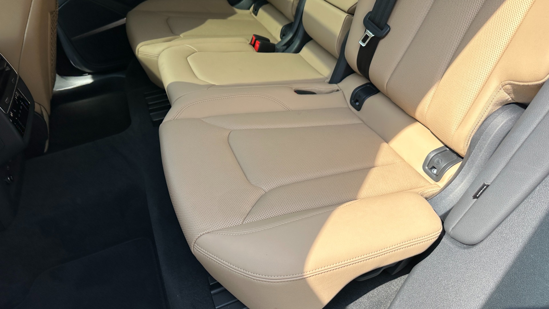 Used 2021 Audi Q8 PREMIUM PLUS / S-LINE / TOW PACKAGE / REAR AIRBAGS for sale $60,995 at Formula Imports in Charlotte NC 28227 24
