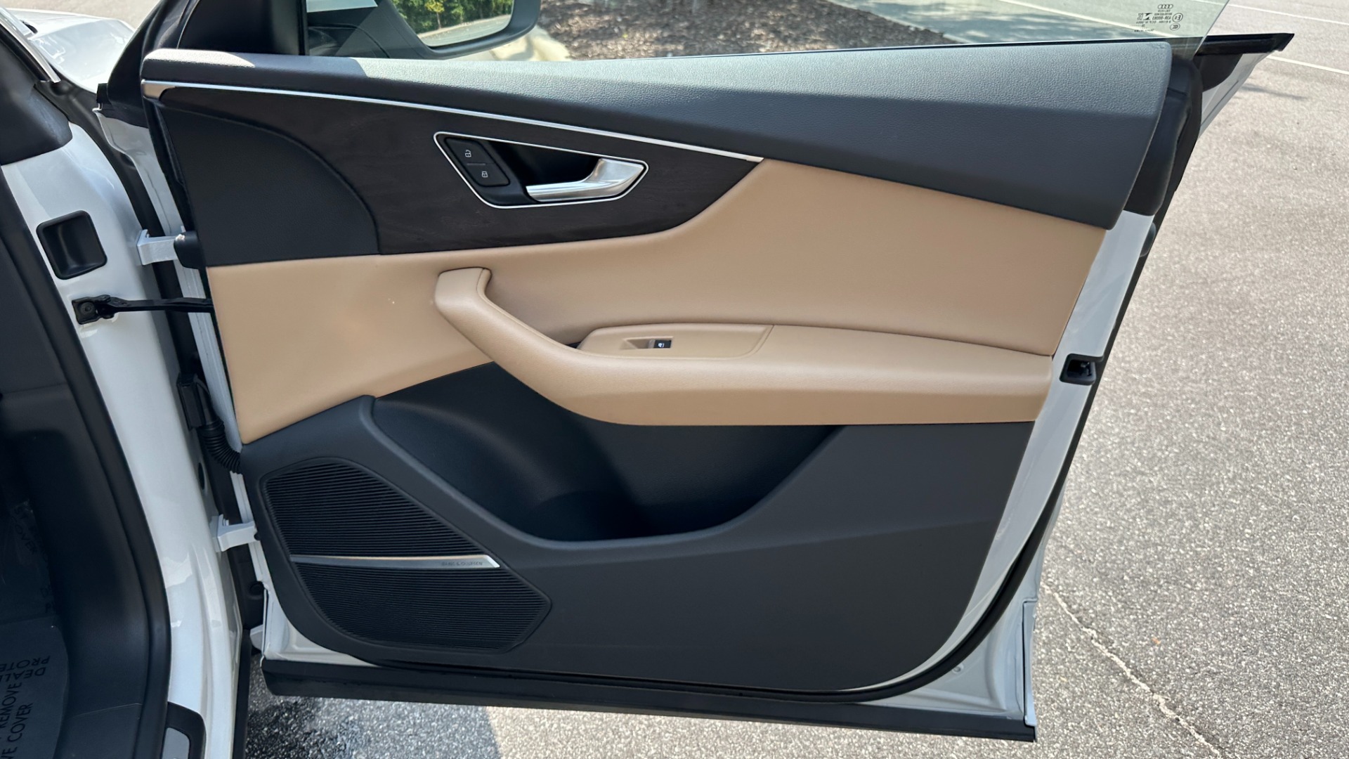 Used 2021 Audi Q8 PREMIUM PLUS / S-LINE / TOW PACKAGE / REAR AIRBAGS for sale $60,995 at Formula Imports in Charlotte NC 28227 31