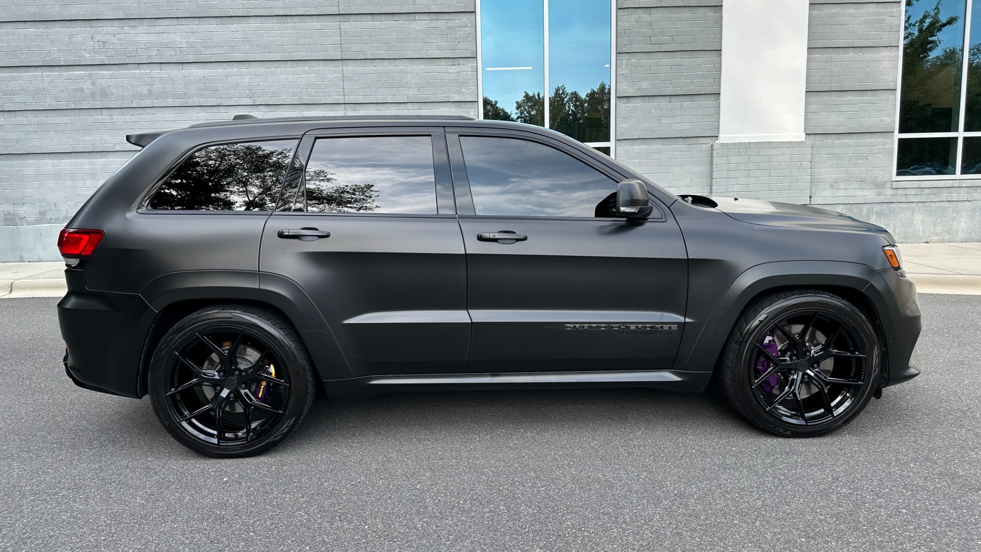 Used 2021 Jeep Grand Cherokee TRACKHAWK / SUPERCHARGED / STARLIGHT HEADLINER / VOSSEN WHEELS for sale $90,495 at Formula Imports in Charlotte NC 28227 3