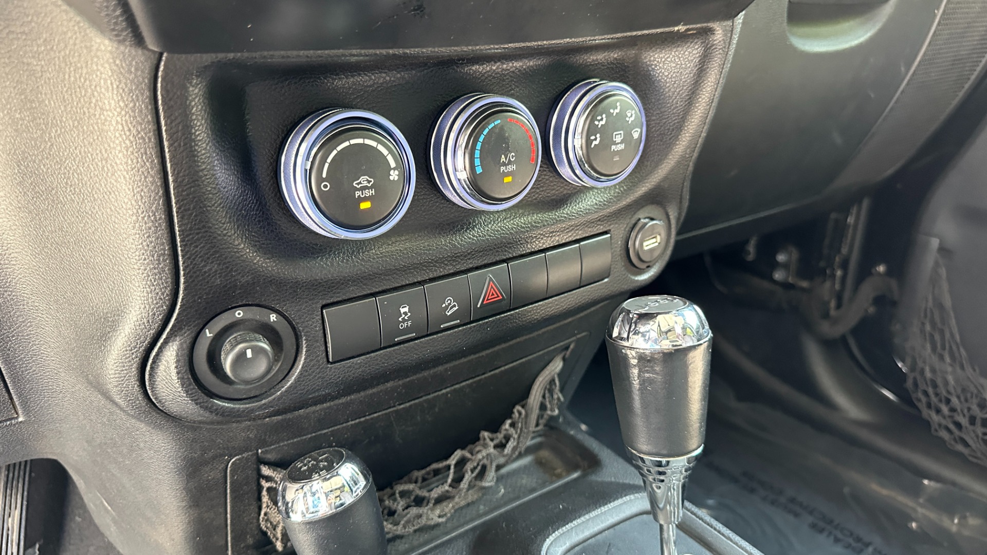 Used 2013 Jeep Wrangler Unlimited Sport / FOX SHOCKS / SOUND SYSTEM / TOUCHSCREEN / SUBWOOFER / TERRAFLEX SUS for sale $24,999 at Formula Imports in Charlotte NC 28227 20