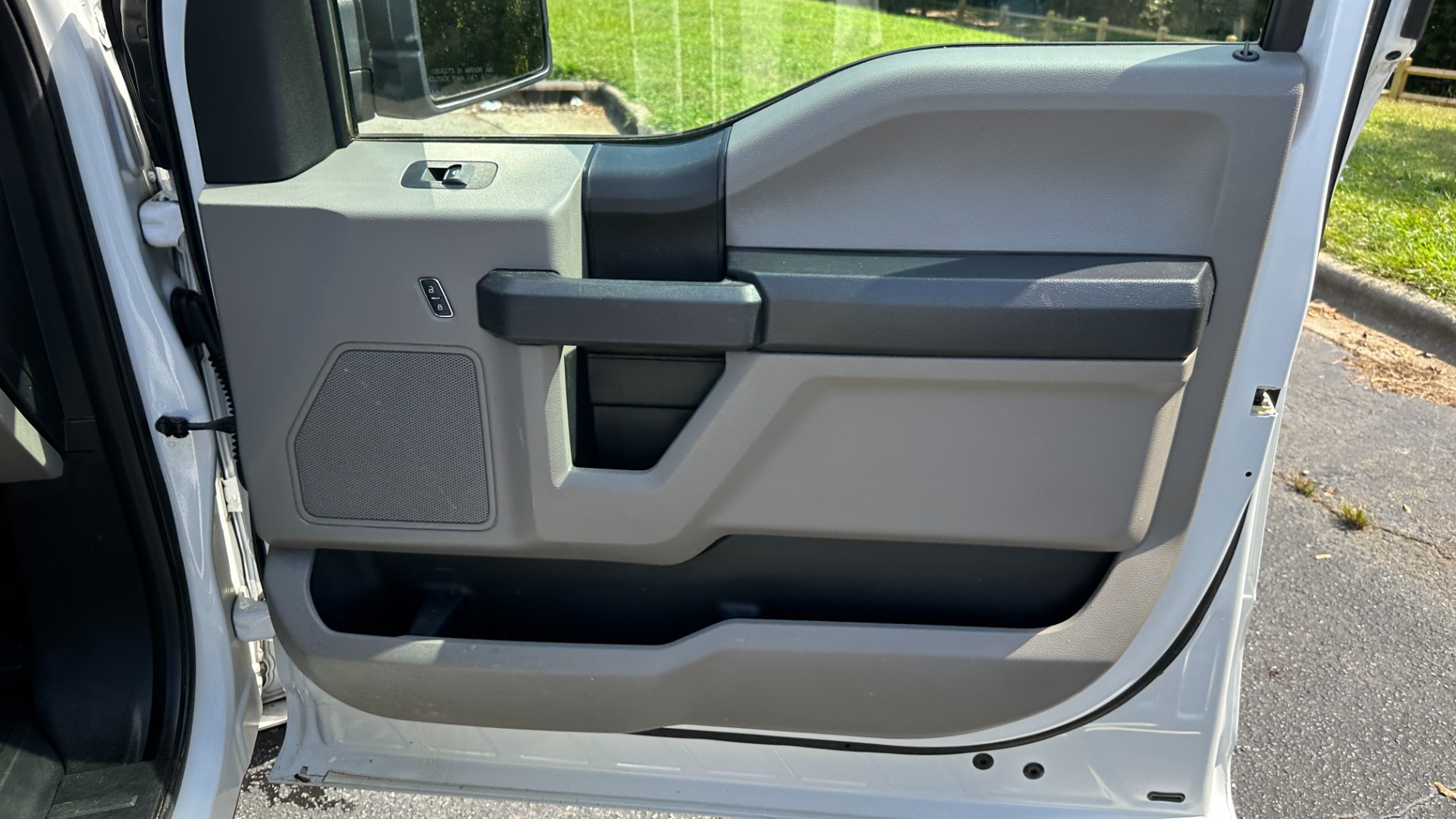 Used 2016 Ford F-150 XL / 5.0L V8 ENGINE / REAR VIEW CAMERA / TOOLBOX for sale $15,995 at Formula Imports in Charlotte NC 28227 26
