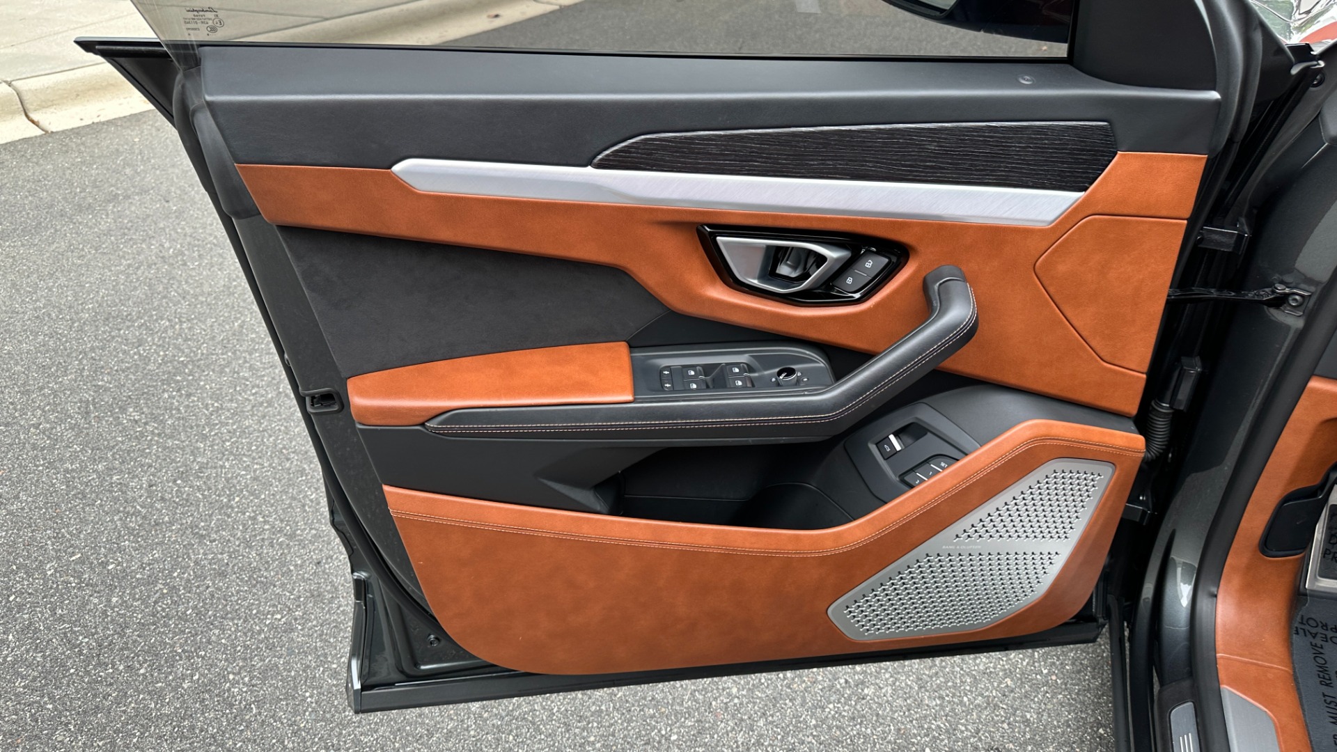 Used 2019 Lamborghini Urus V8 TWIN TURBO / RARE INTERIOR / FULL LEATHER / REAR ENTERTAINMENT for sale $189,995 at Formula Imports in Charlotte NC 28227 10