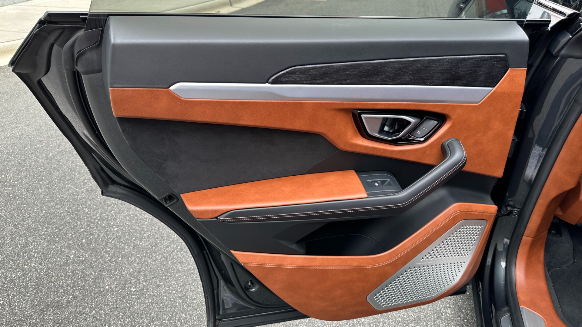 Used 2019 Lamborghini Urus V8 TWIN TURBO / RARE INTERIOR / FULL LEATHER / REAR ENTERTAINMENT for sale $189,995 at Formula Imports in Charlotte NC 28227 17