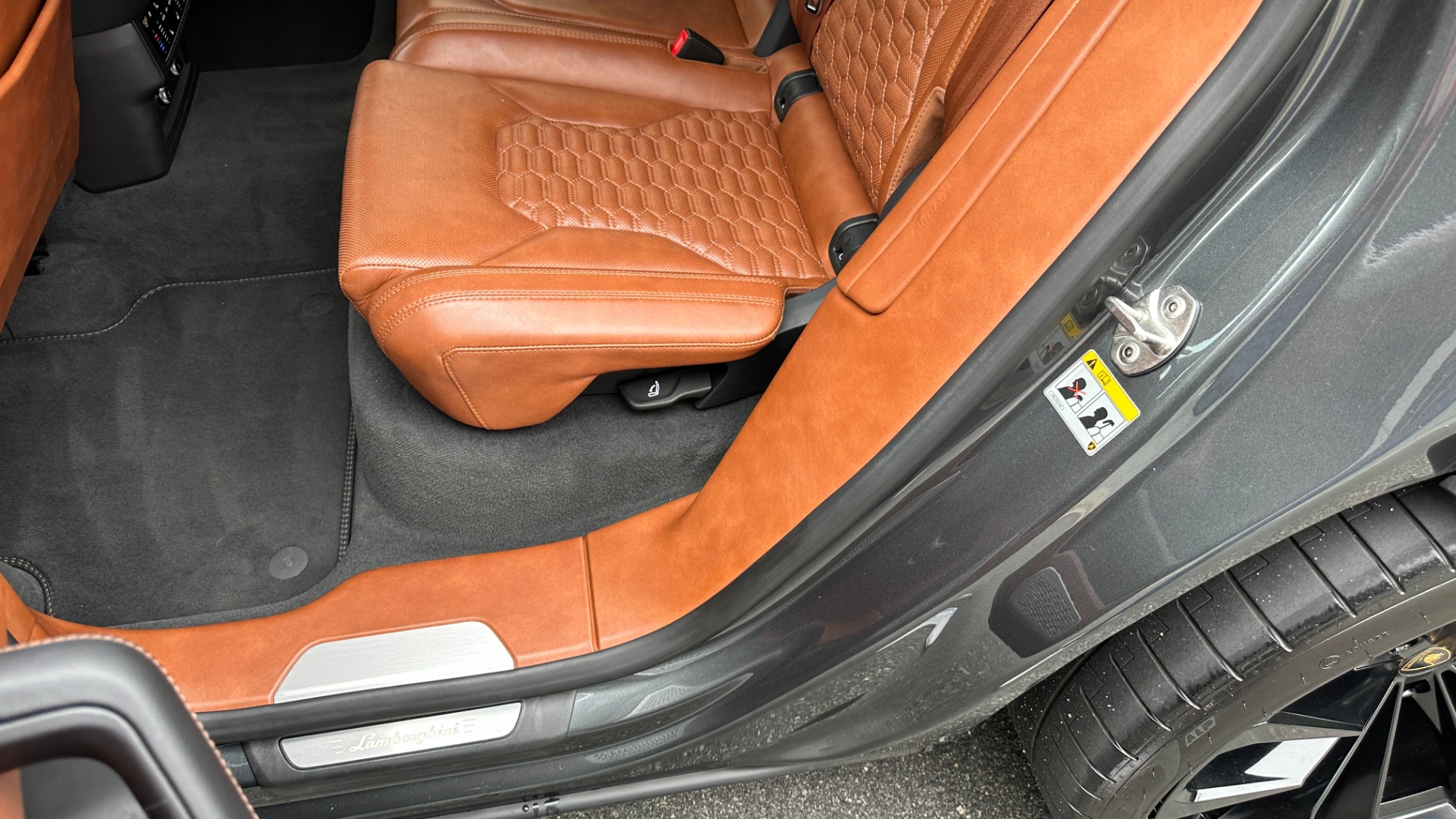 Used 2019 Lamborghini Urus V8 TWIN TURBO / RARE INTERIOR / FULL LEATHER / REAR ENTERTAINMENT for sale $189,995 at Formula Imports in Charlotte NC 28227 21