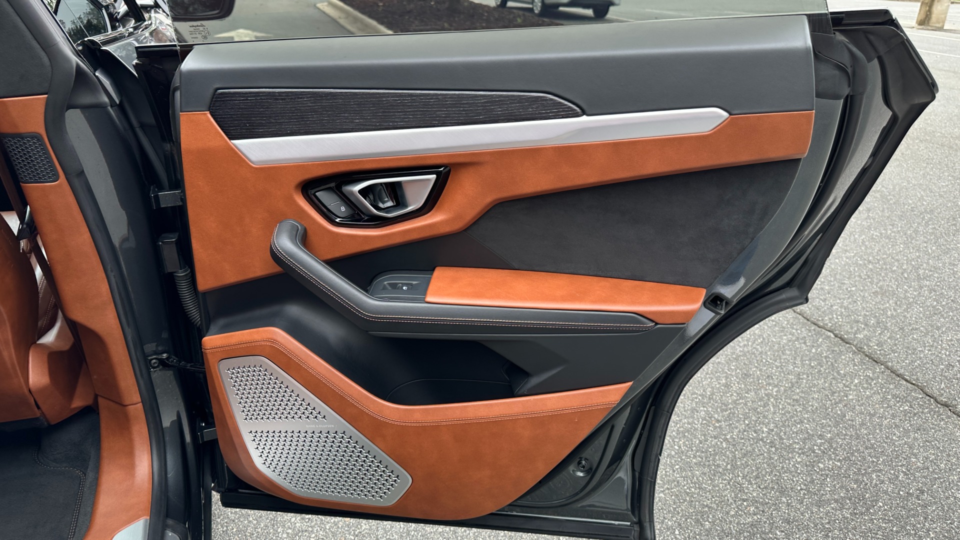Used 2019 Lamborghini Urus V8 TWIN TURBO / RARE INTERIOR / FULL LEATHER / REAR ENTERTAINMENT for sale $189,995 at Formula Imports in Charlotte NC 28227 27