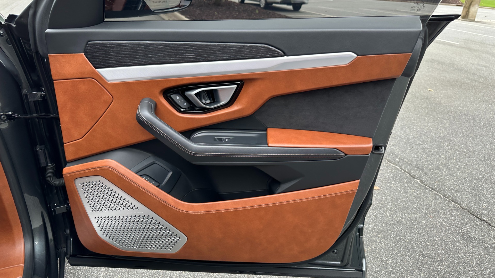 Used 2019 Lamborghini Urus V8 TWIN TURBO / RARE INTERIOR / FULL LEATHER / REAR ENTERTAINMENT for sale $189,995 at Formula Imports in Charlotte NC 28227 31