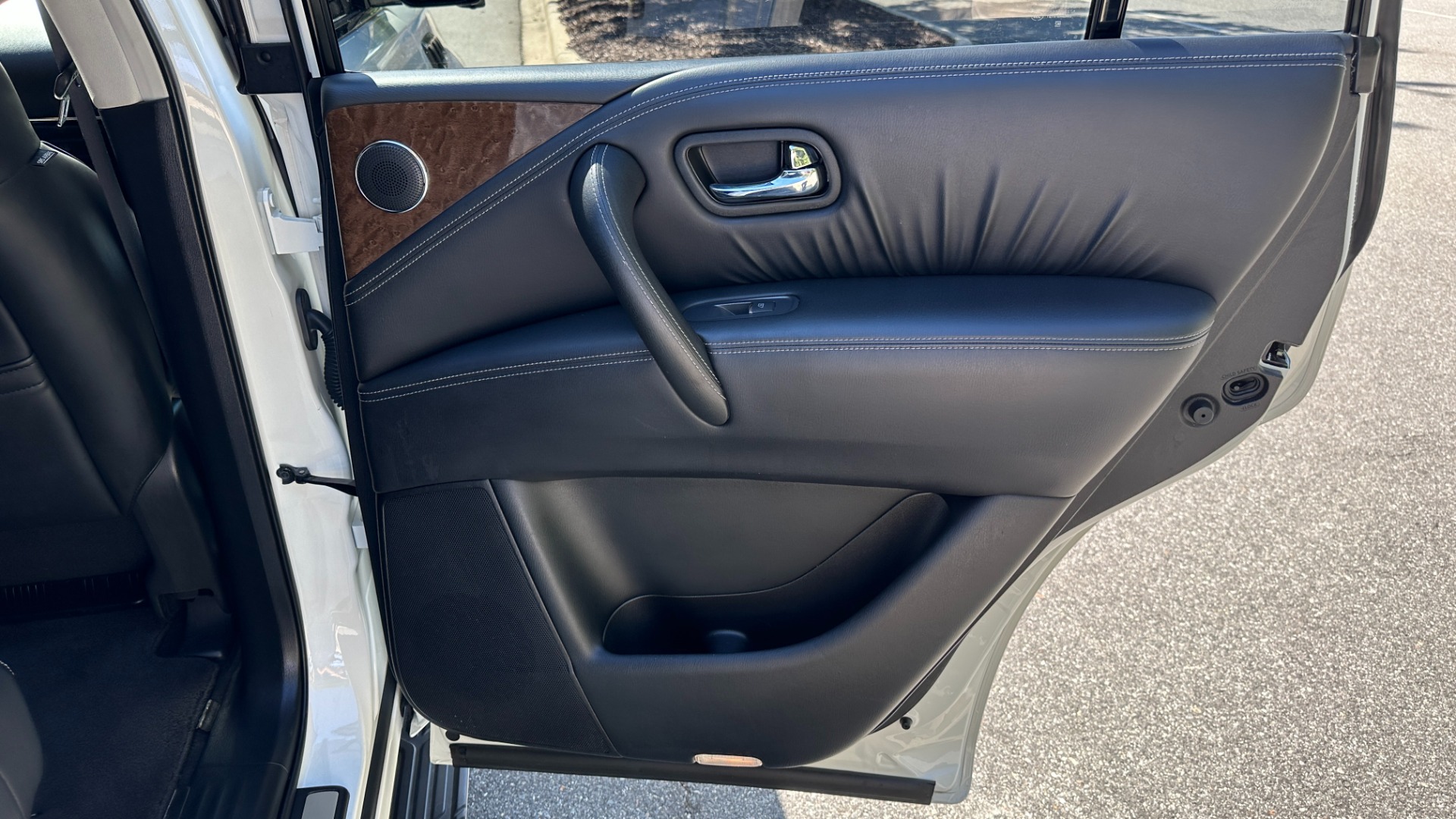 Used 2017 INFINITI QX80 SIGNATURE EDITION / 3 ROW SEATING / NAV / LEATHER for sale Sold at Formula Imports in Charlotte NC 28227 31